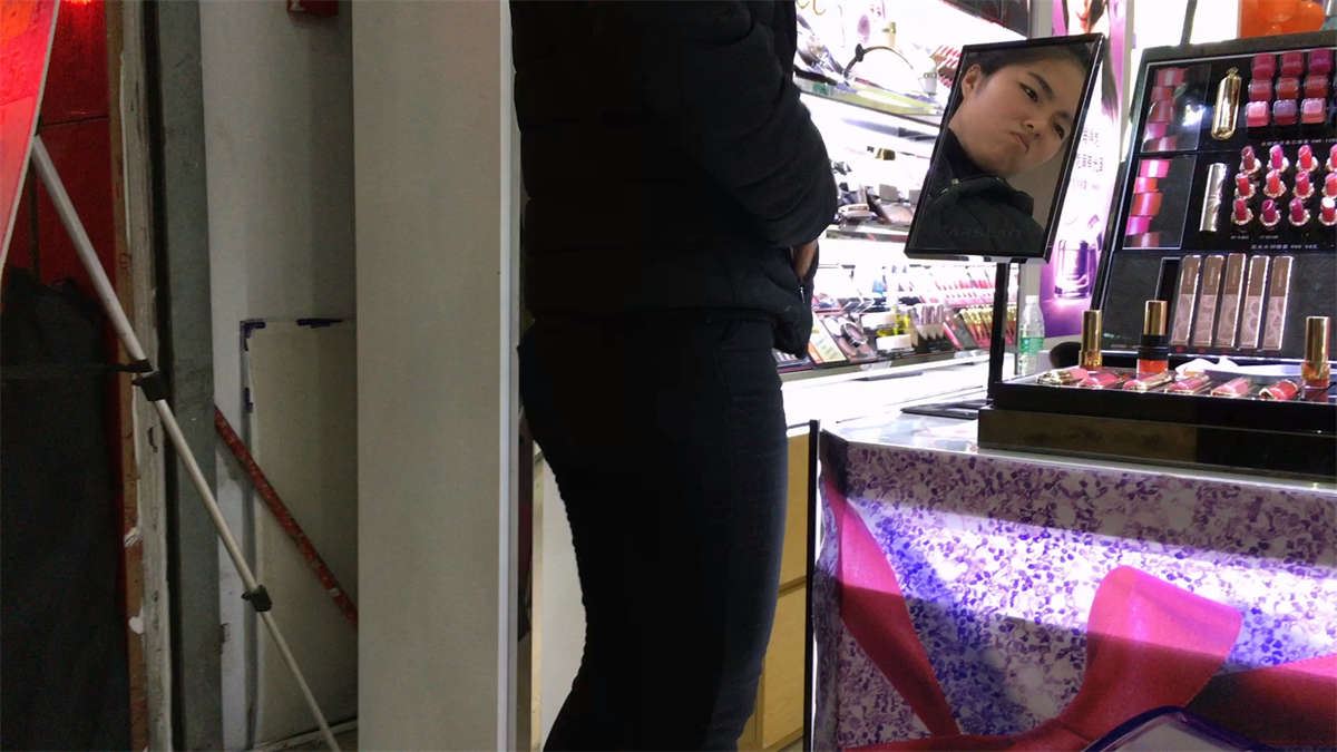 超市挑选化妆品的圆臀MM