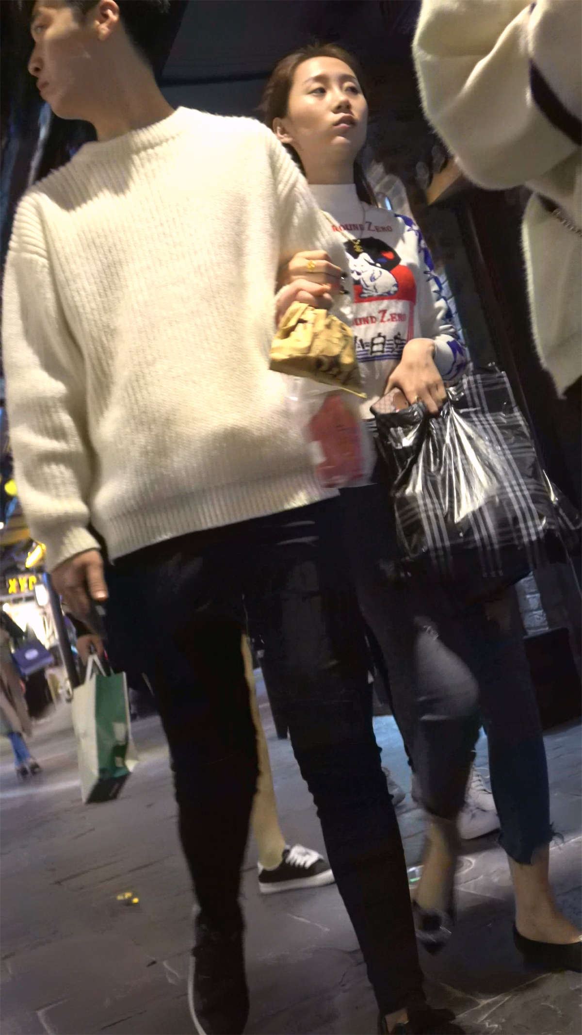 跟小男友逛商场的紧身蓝牛美眉
