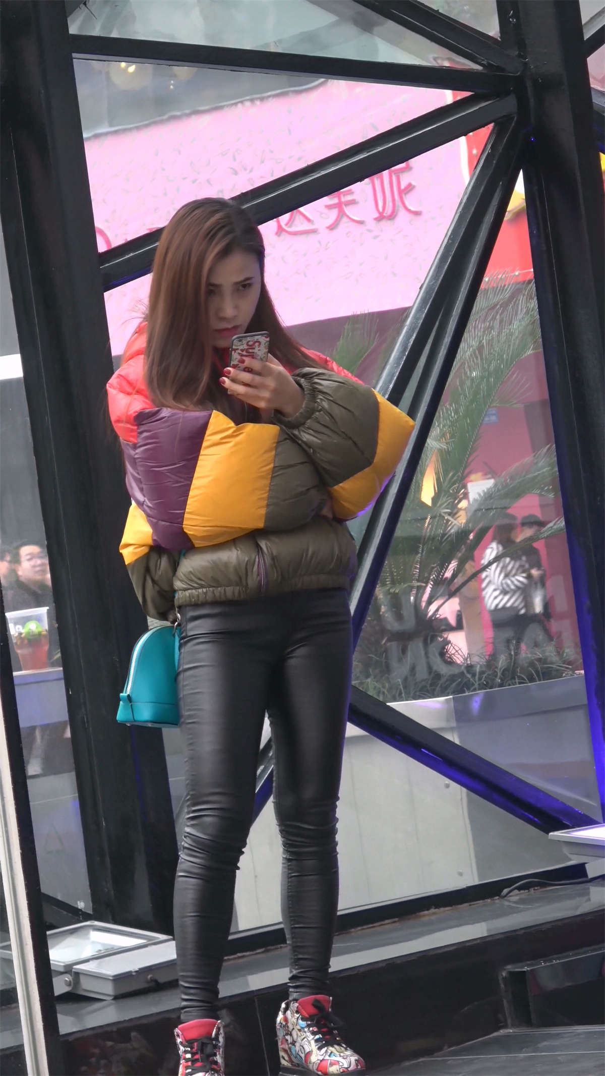 逛商场的皮裤女