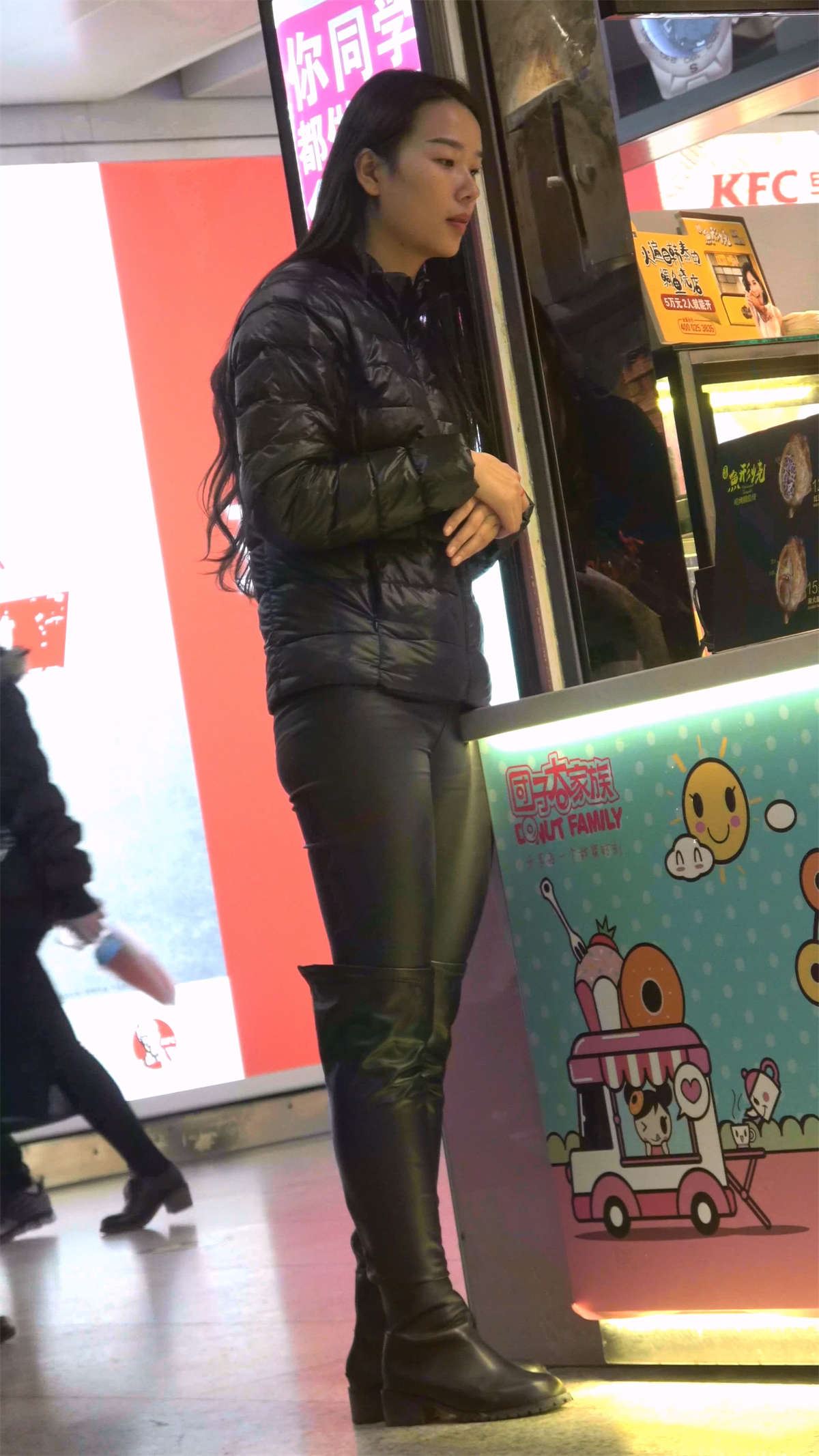 逛商场的皮裤女