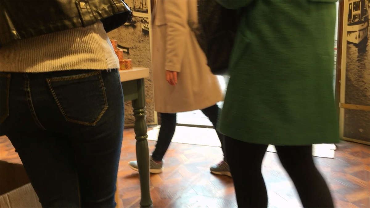 紧身蓝色牛仔裤学生妹