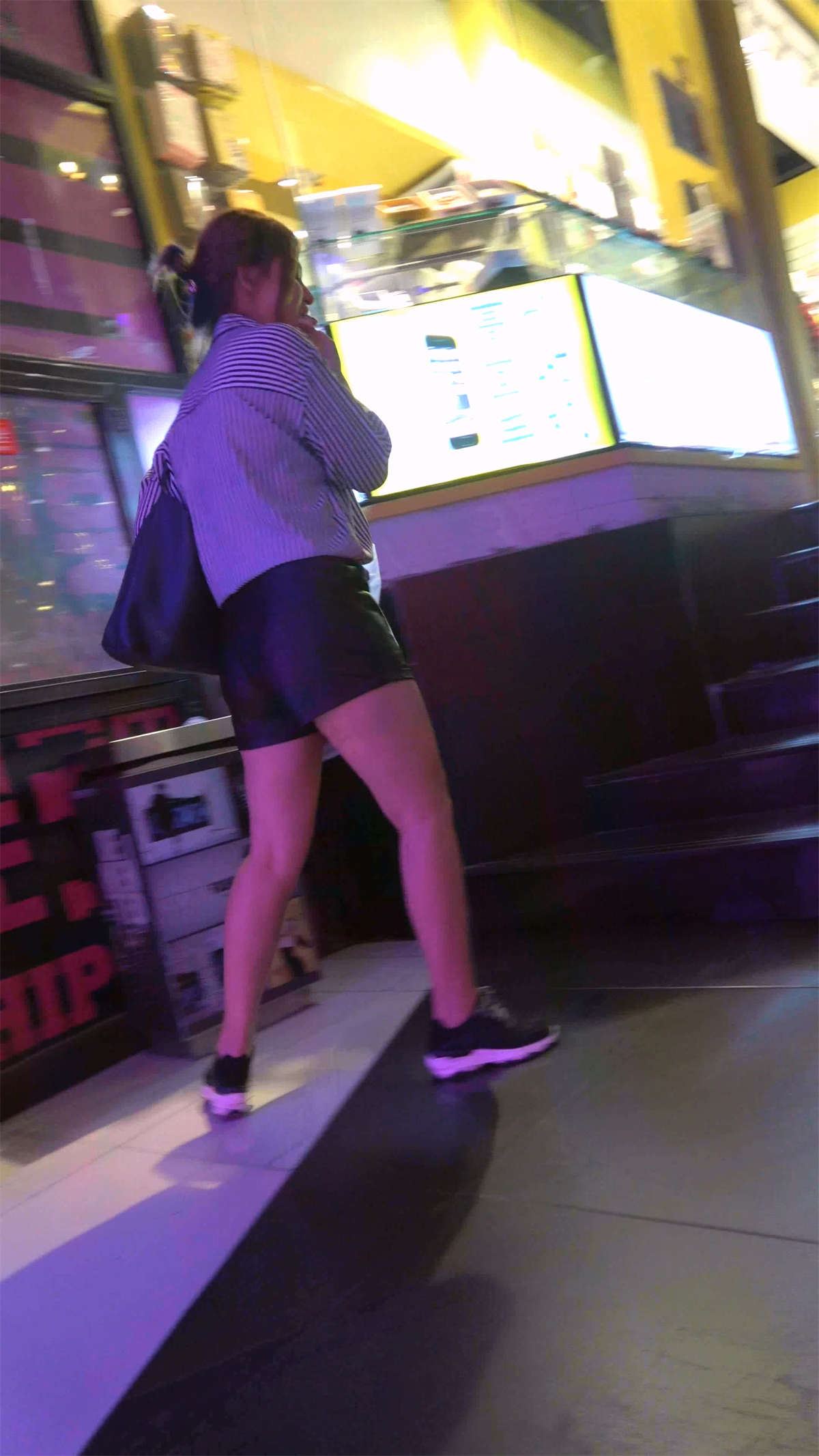 逛商场的皮热裤美腿少女