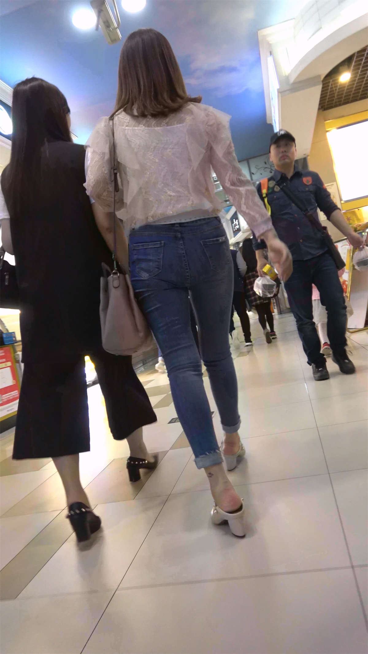紧身牛仔美臀气质美女