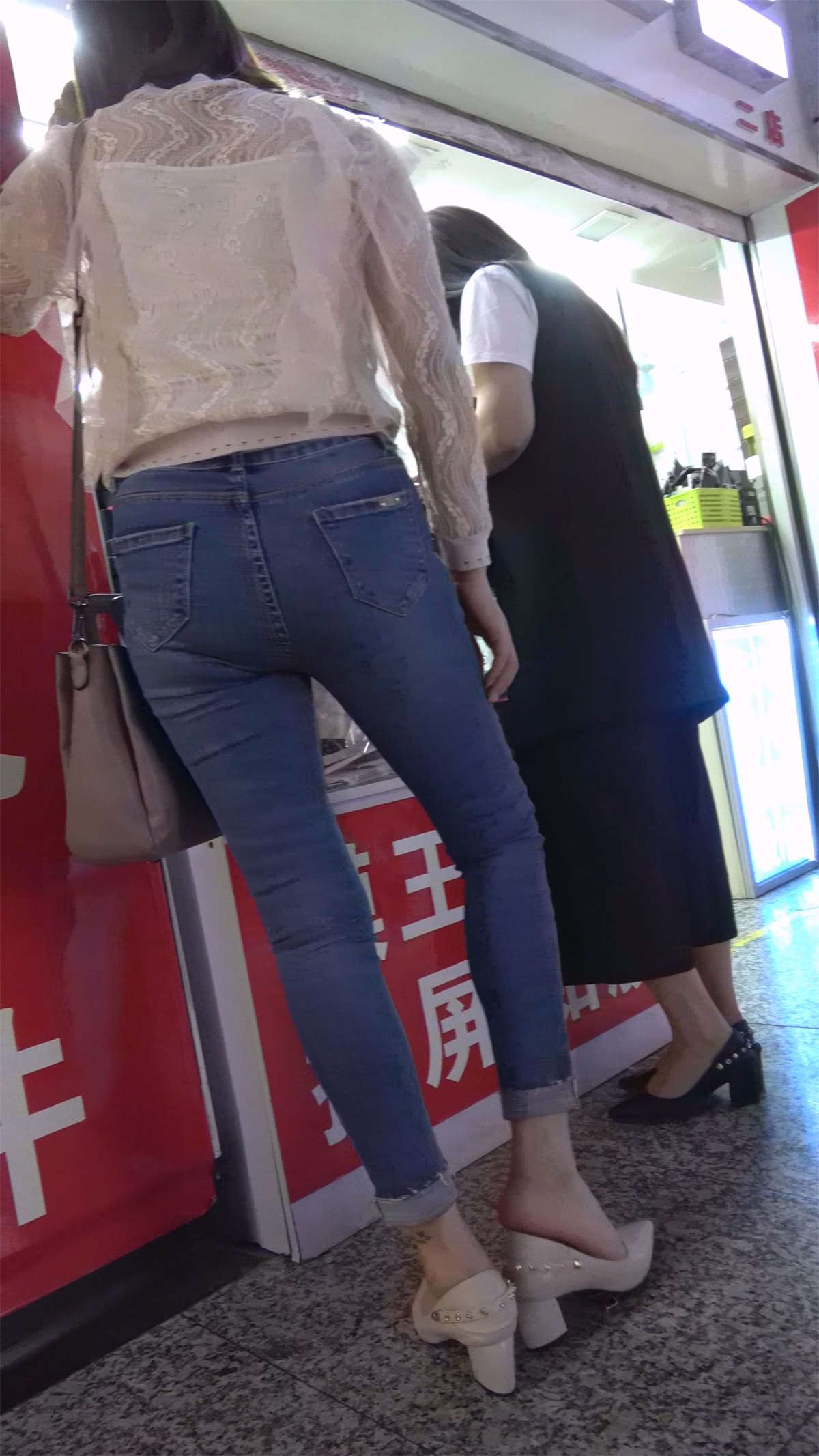 紧身牛仔美臀气质美女