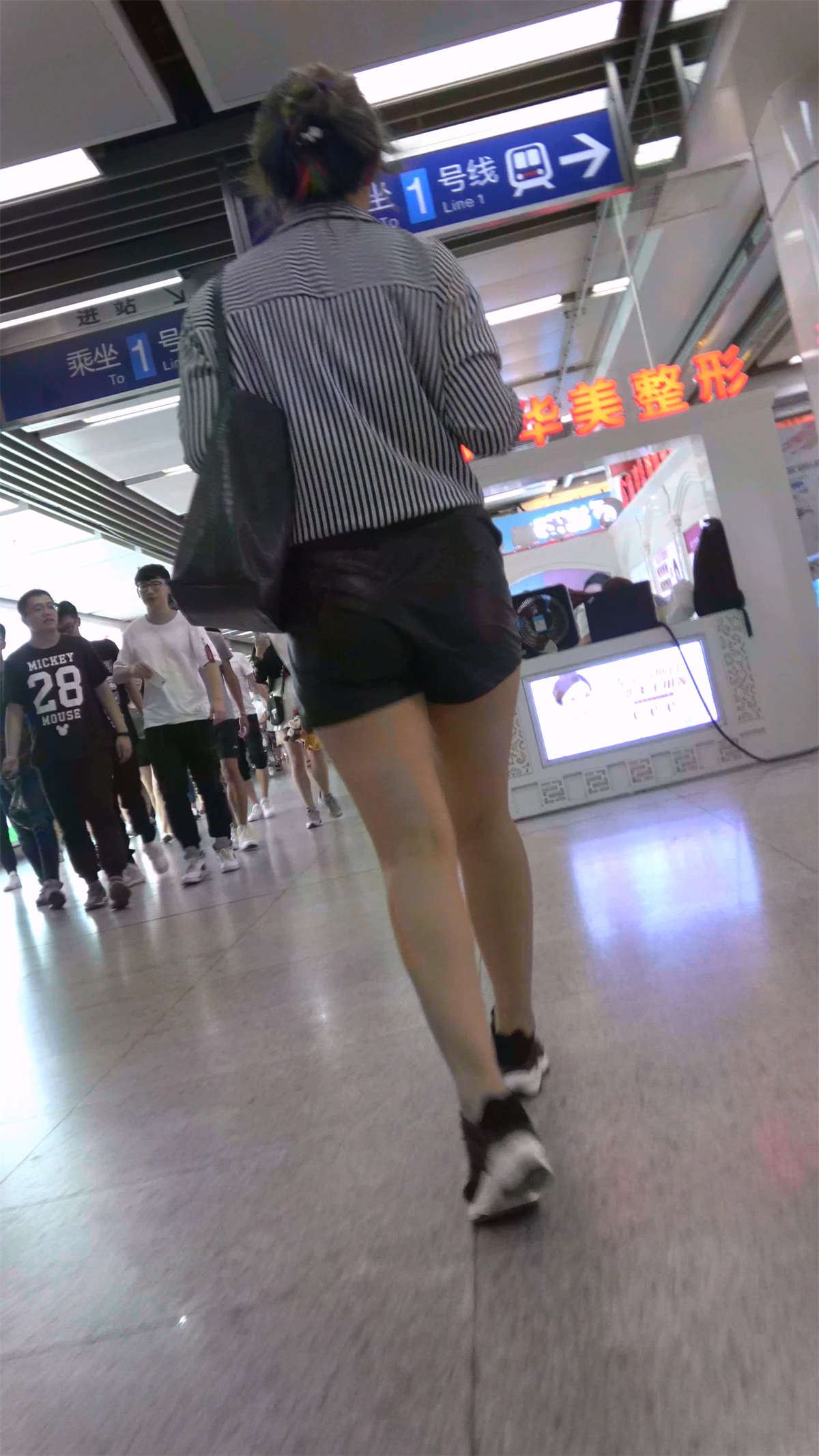 逛商场的皮热裤美腿少女