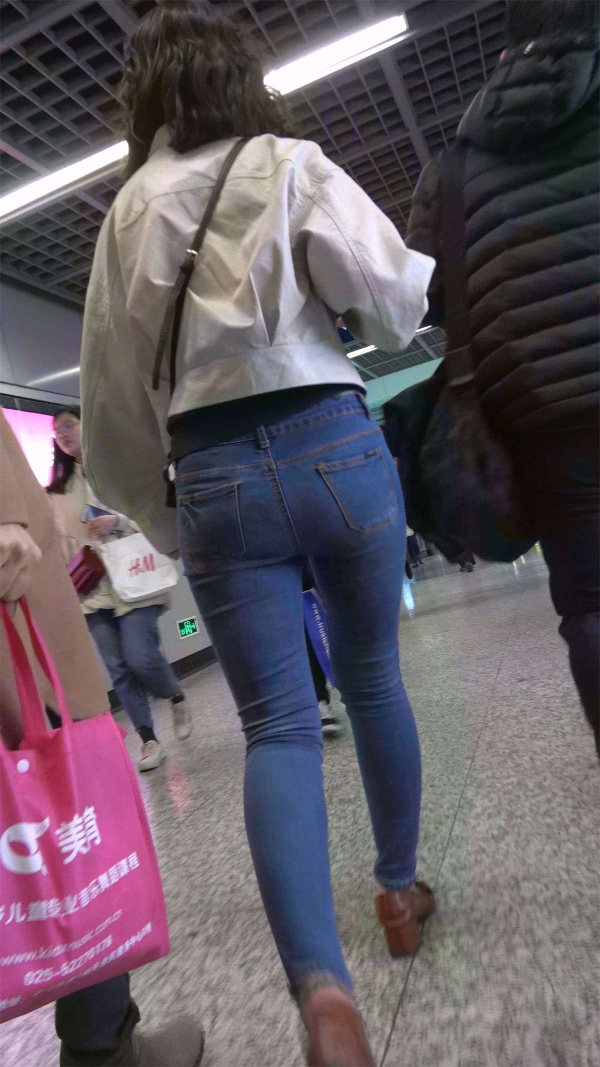 紧身牛仔美女