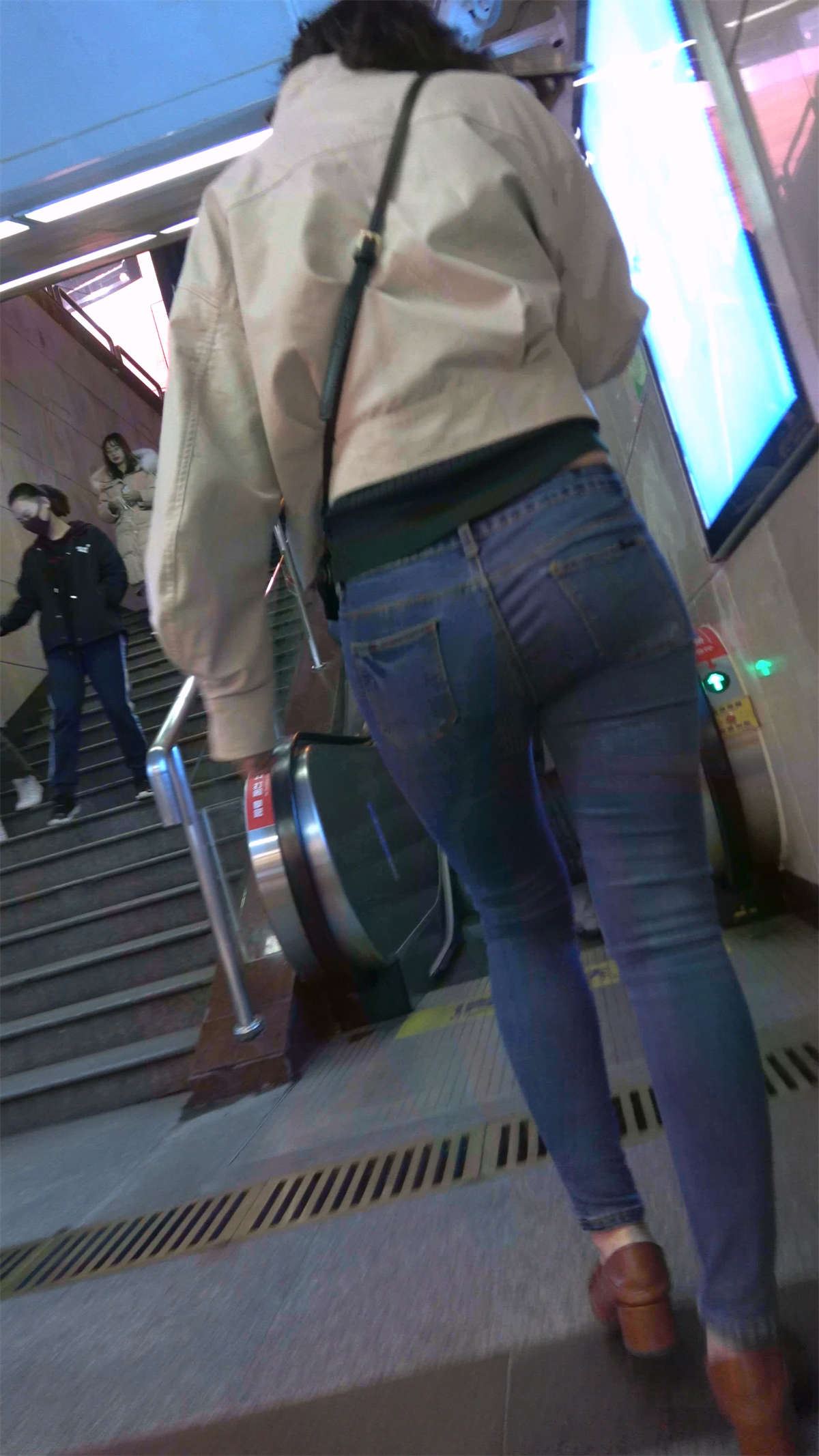 紧身牛仔美女