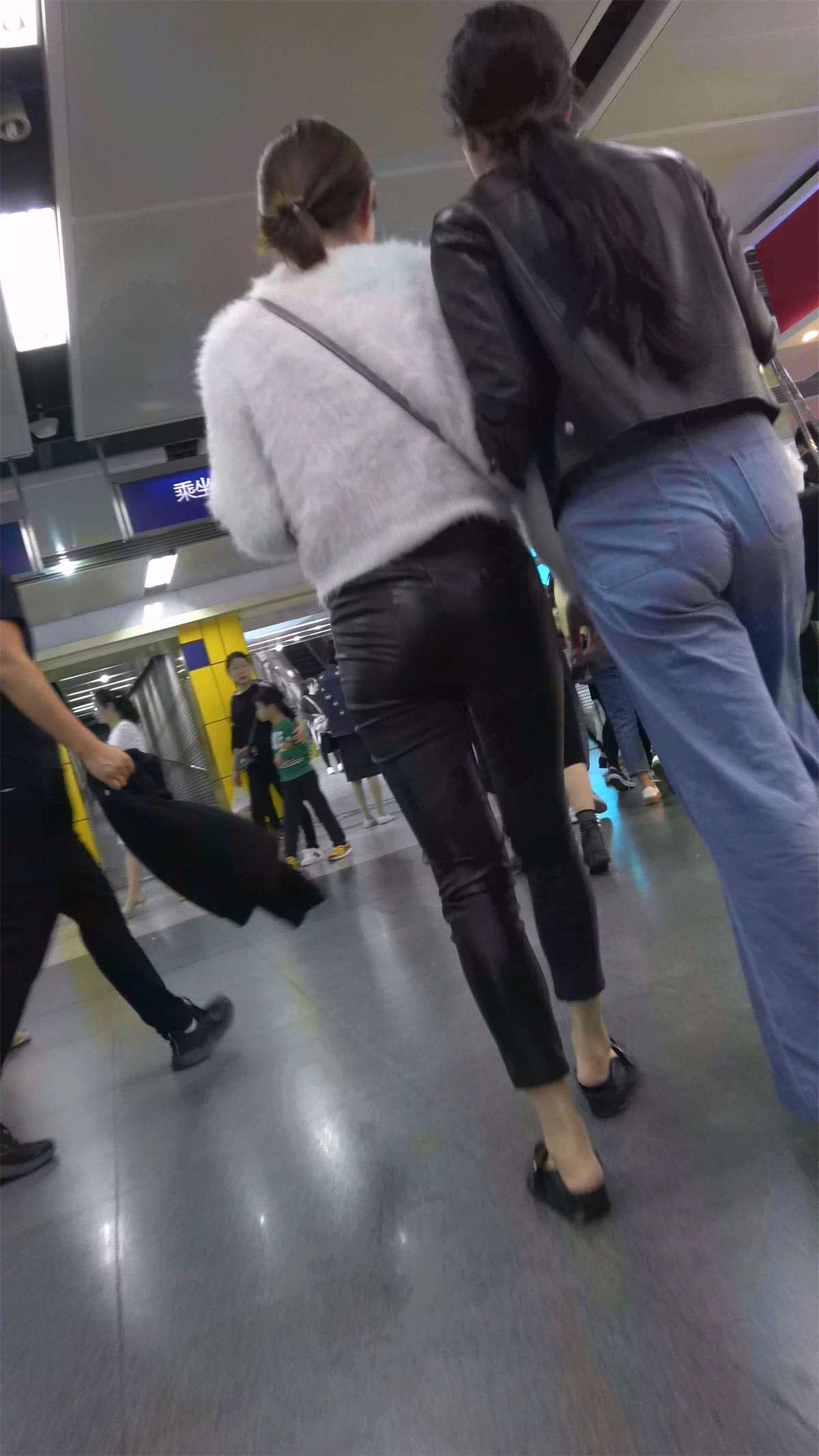 紧身皮裤美眉