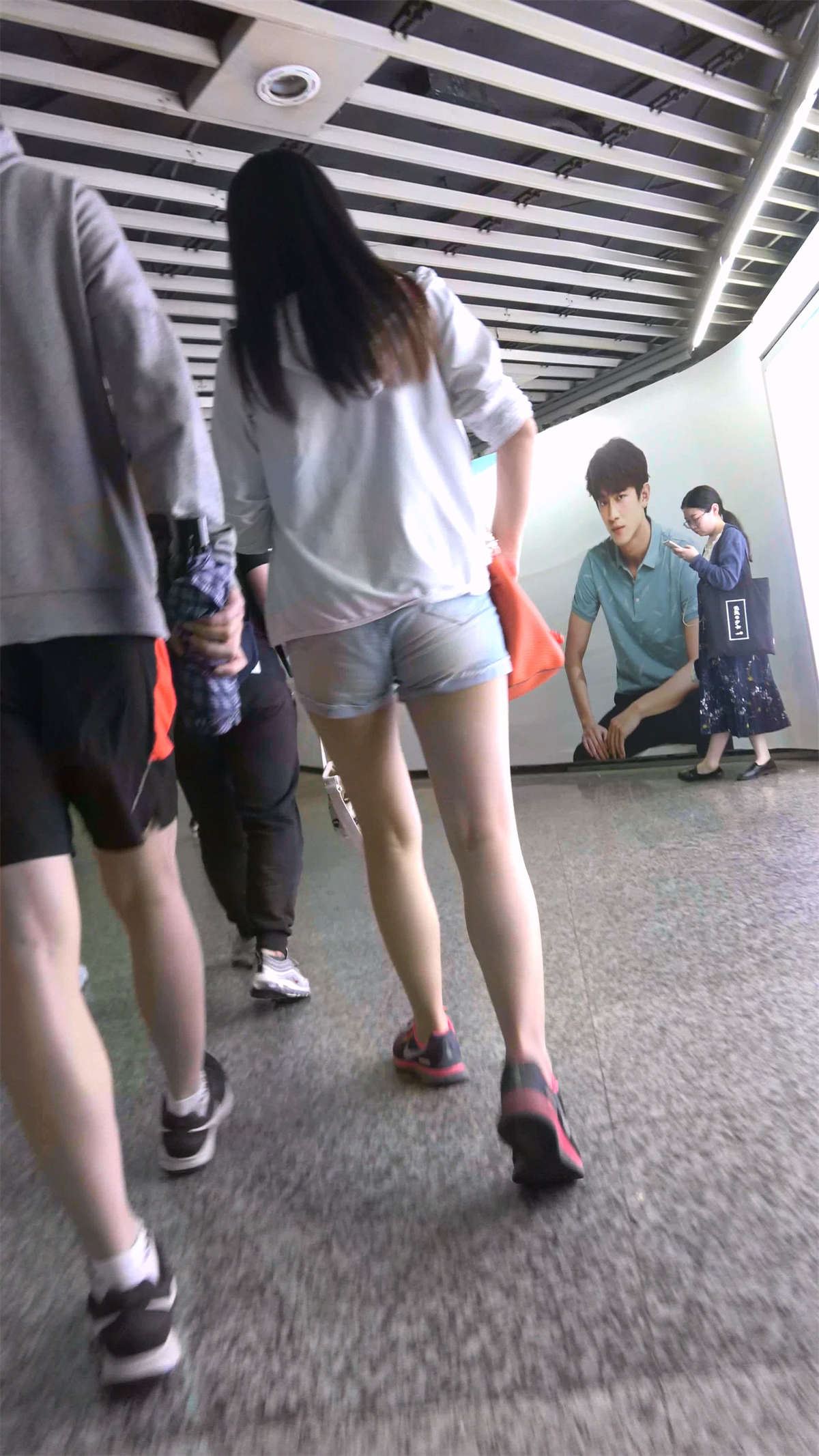 热裤少女