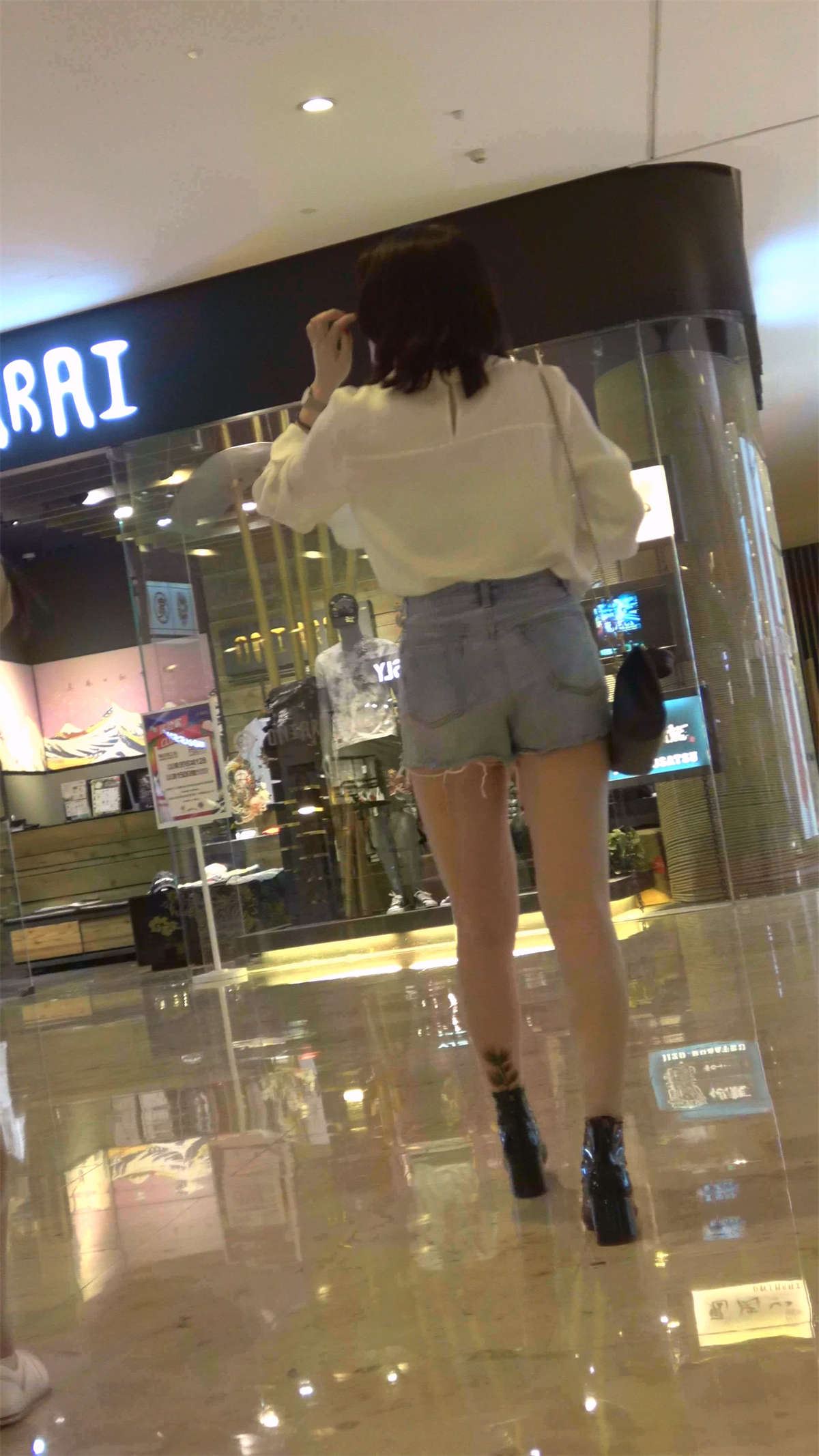 热裤少女