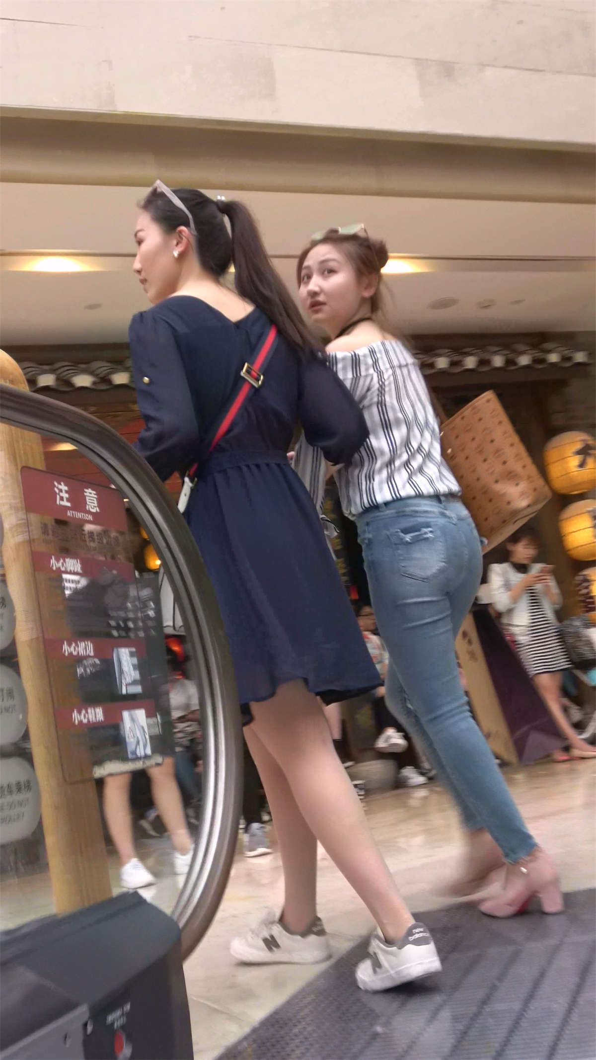 超紧身牛仔高跟女跟闺蜜