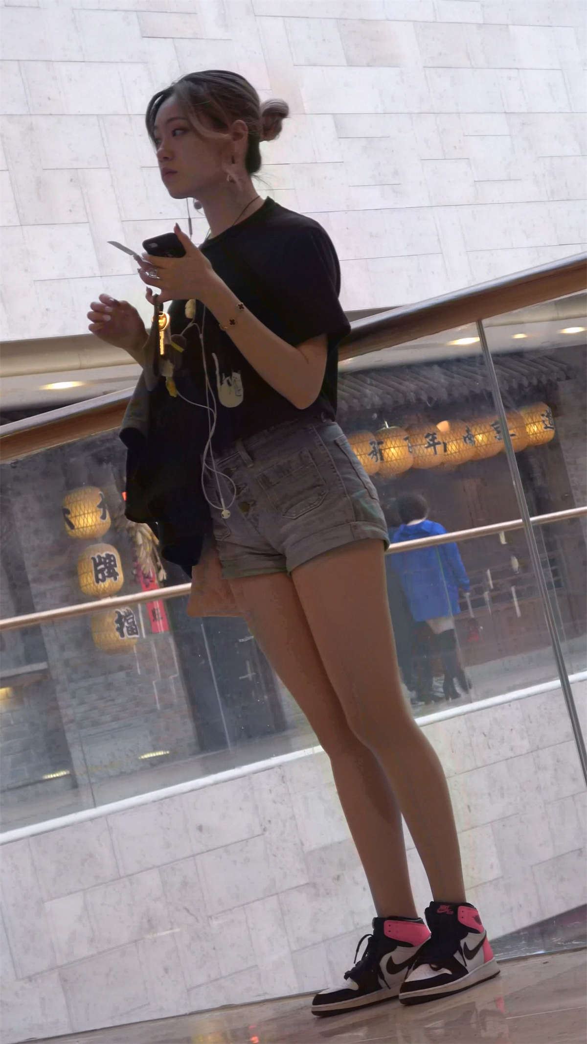 逛商场的超短热裤女