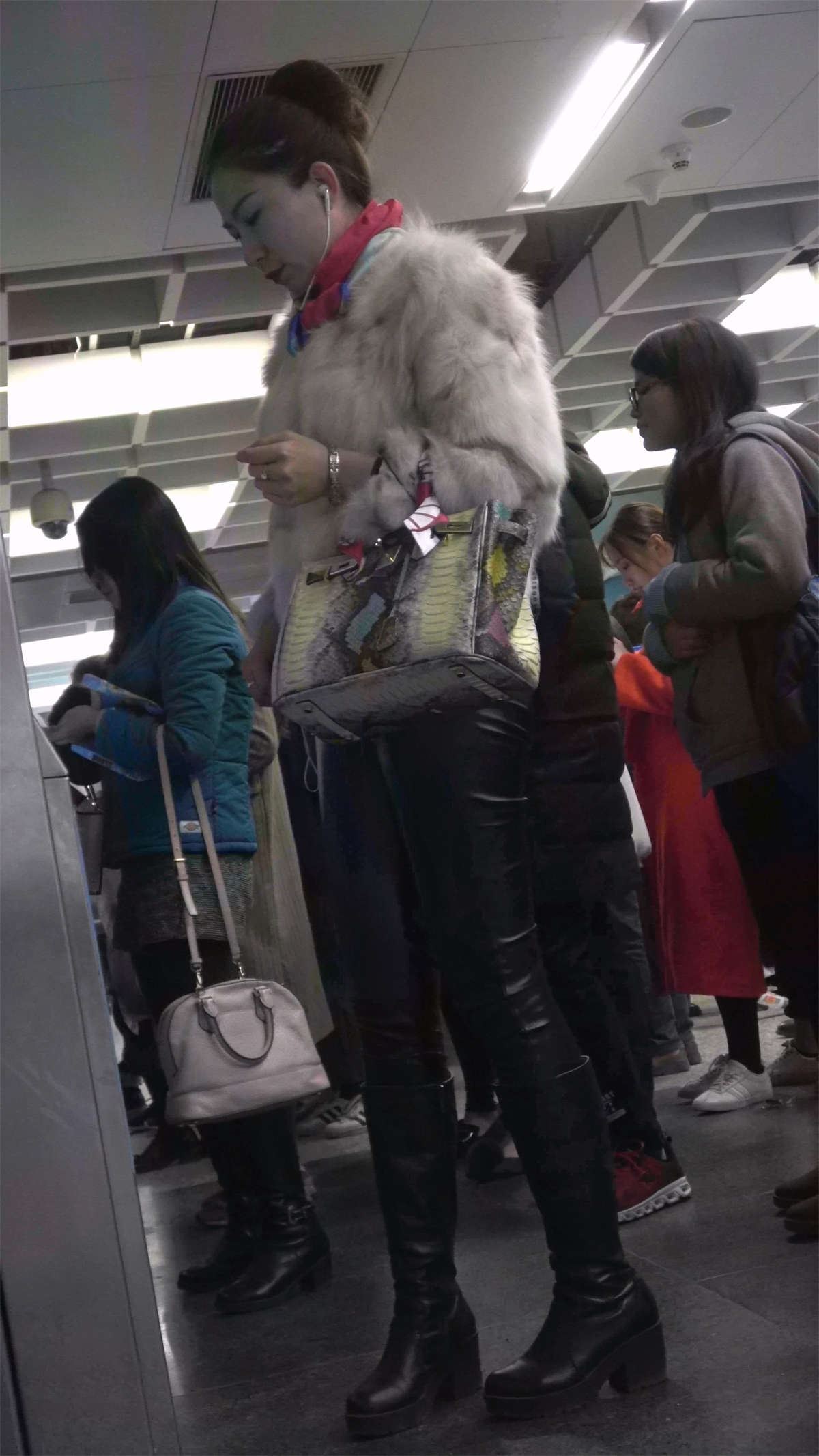 商场连拍各种皮裤女