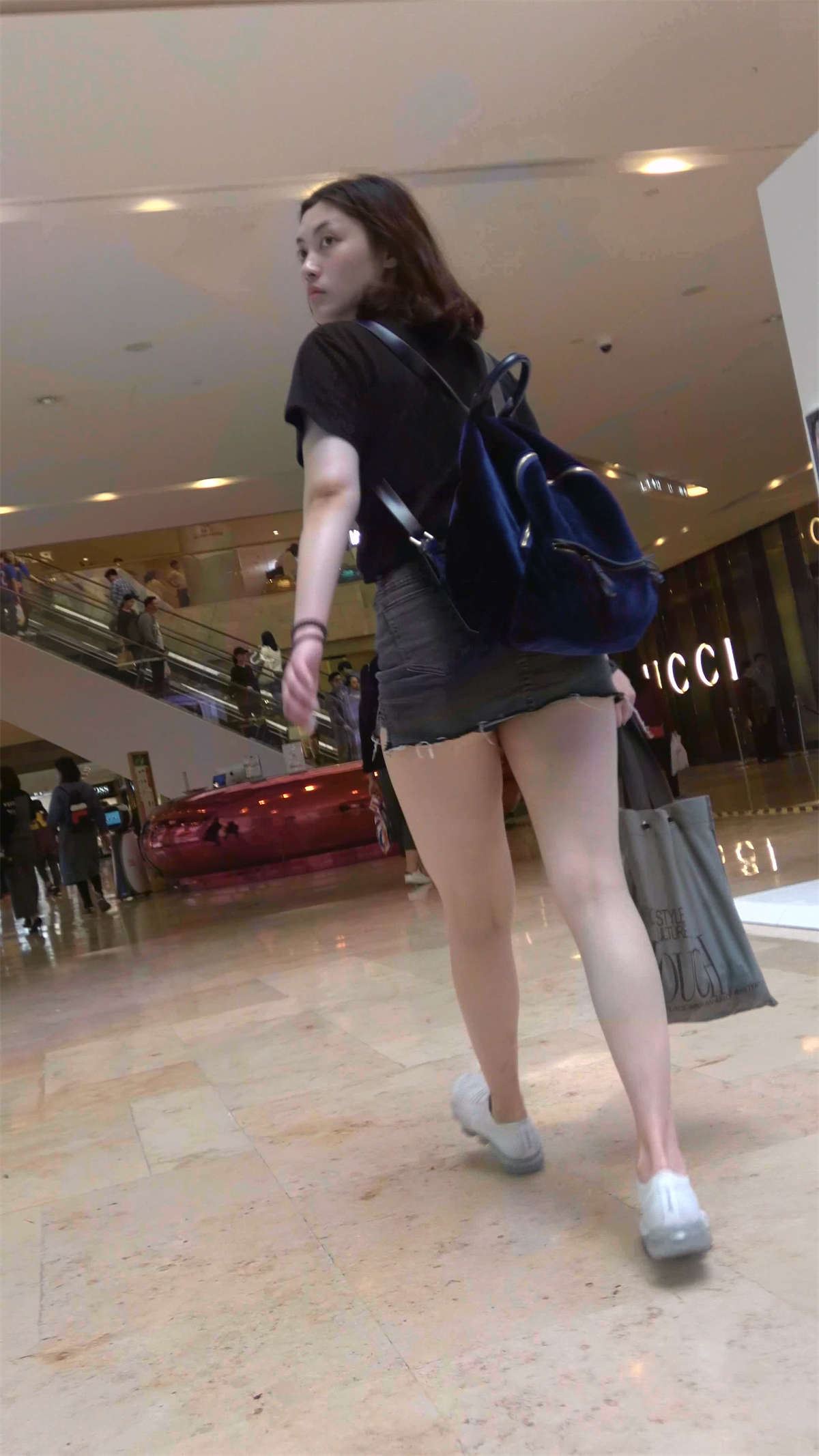 逛商场的超短热裤女