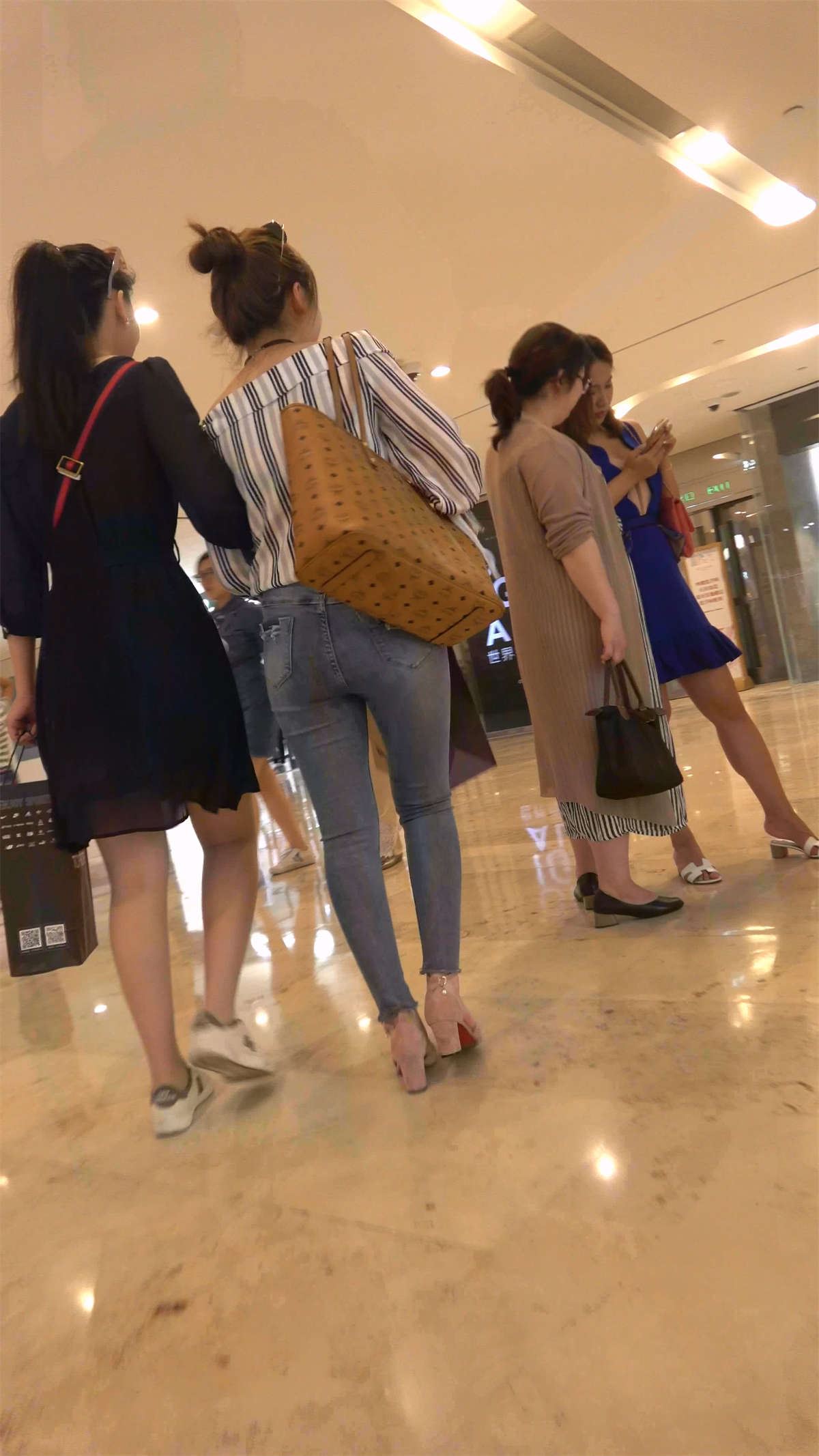 超紧身牛仔高跟女跟闺蜜