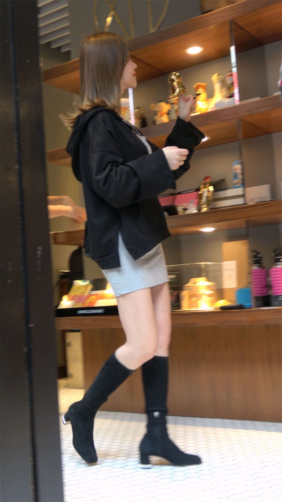 娇小玲珑的灰色短裙气质小姐姐