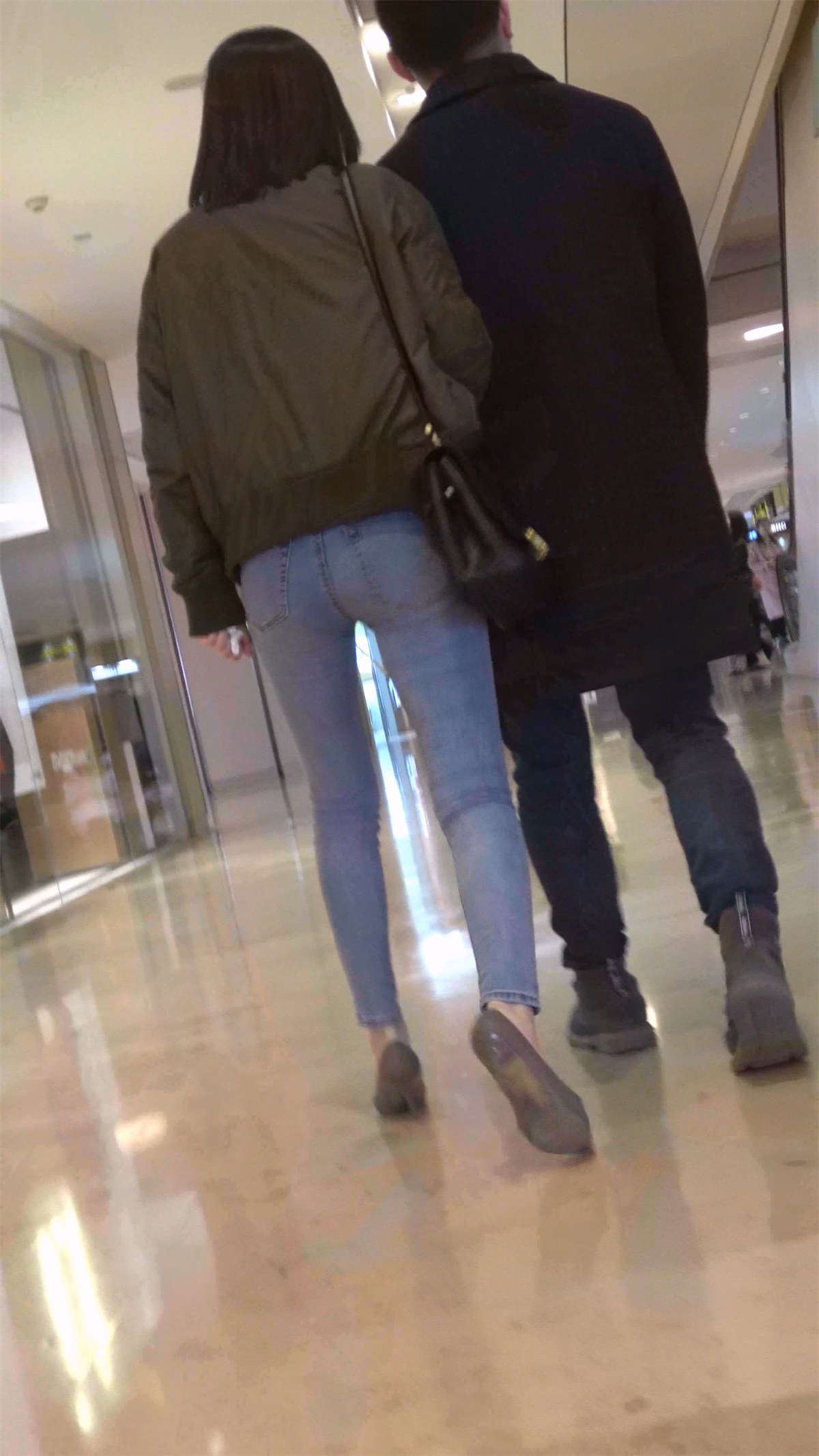 跟男友逛商场的高跟鞋紧身牛仔裤美眉