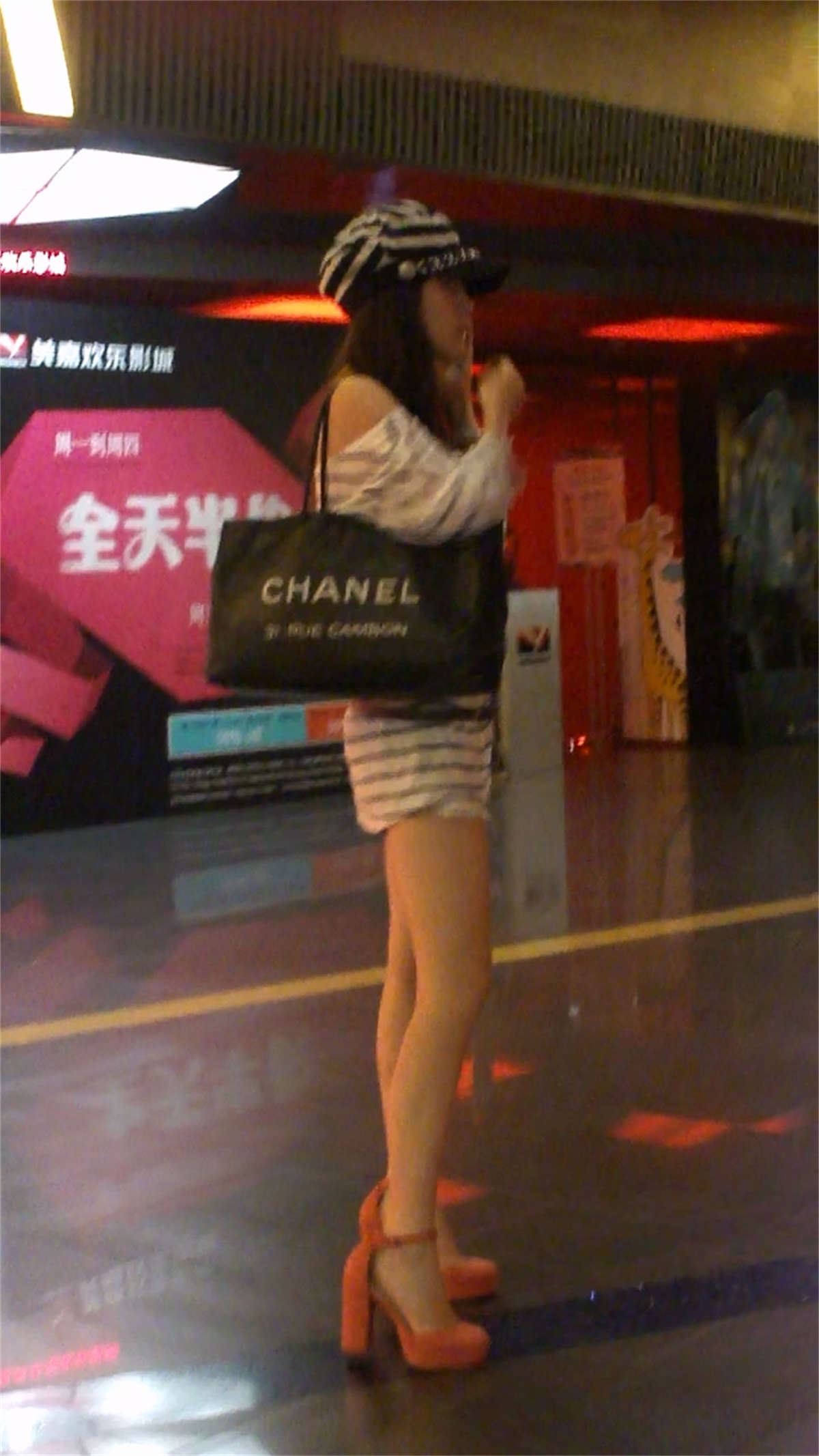超短裤美腿高跟正妹