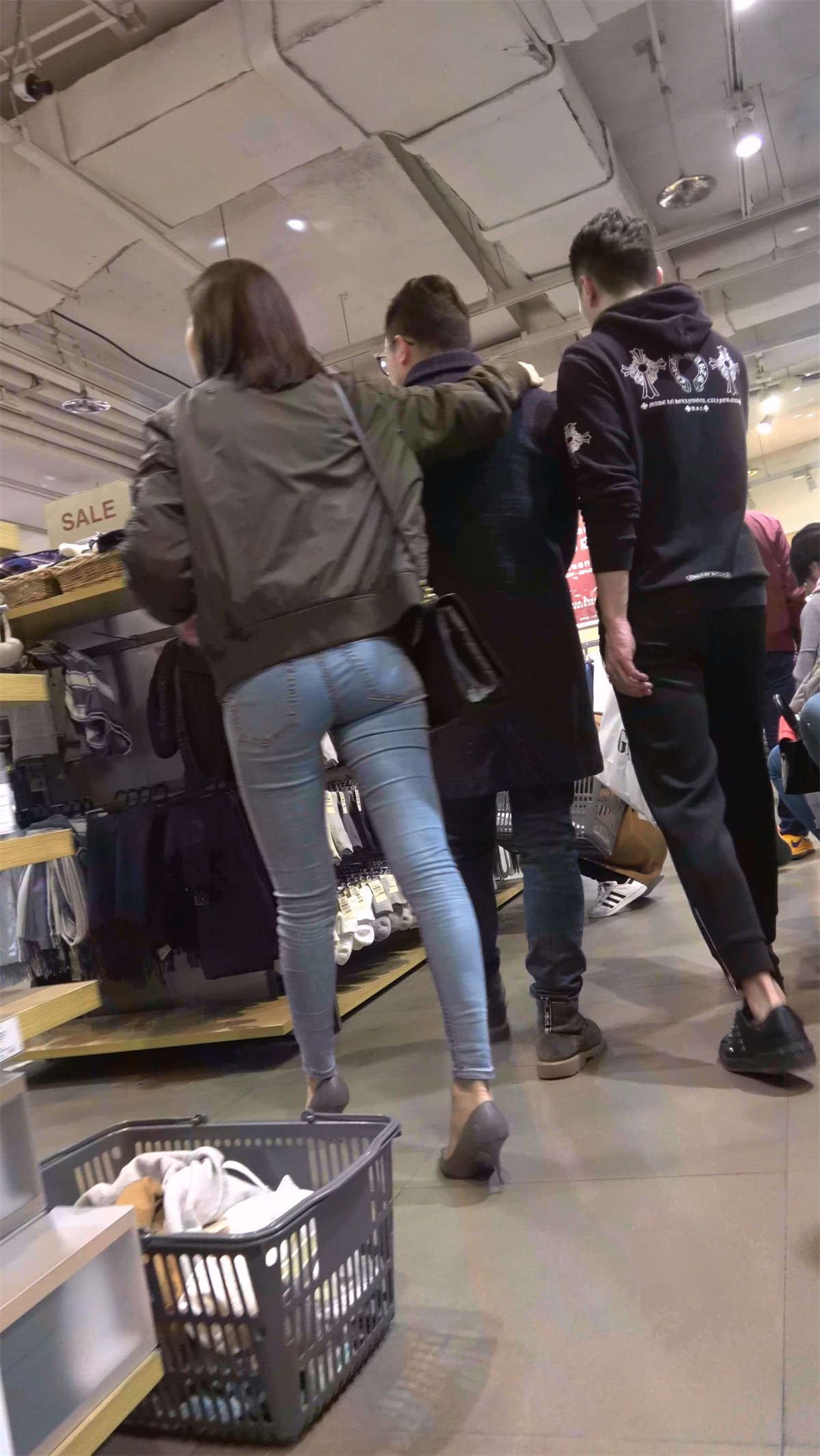 跟男友逛商场的高跟鞋紧身牛仔裤美眉