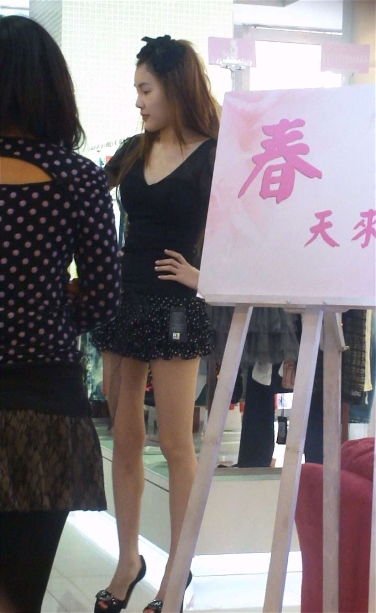 超短裙美眉的极品高跟美腿