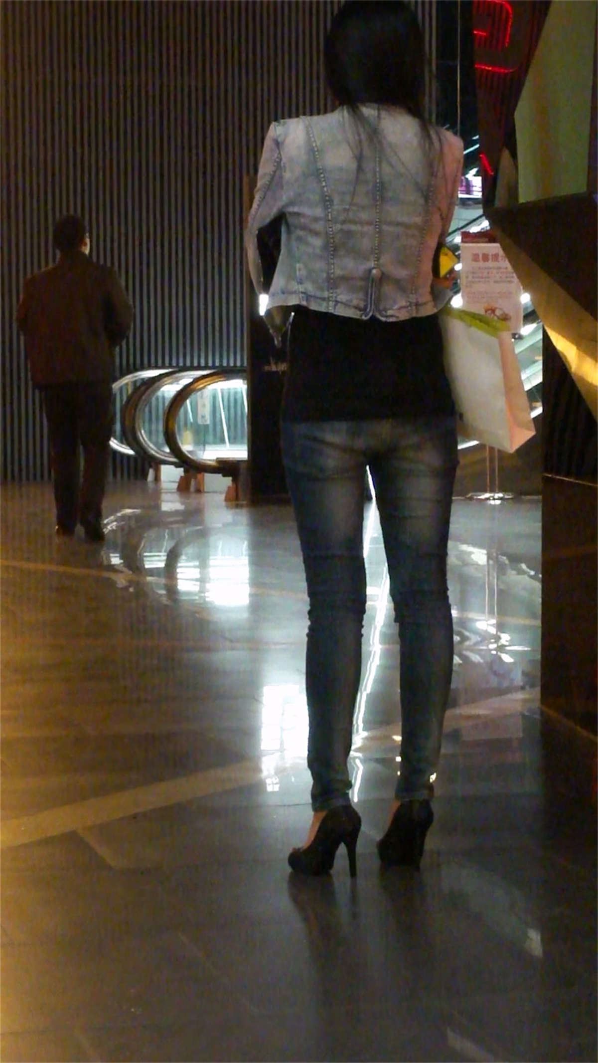 超紧身牛仔裤高跟美女