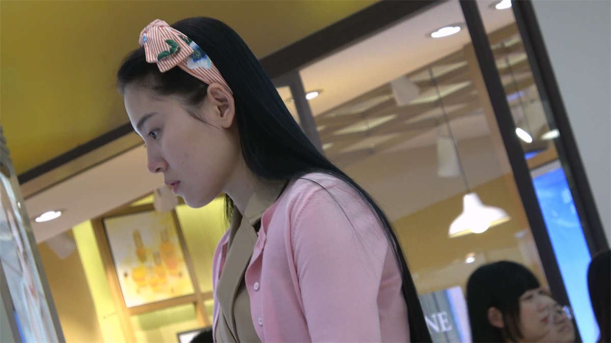 漂亮粉红短裙女孩红趾凉拖