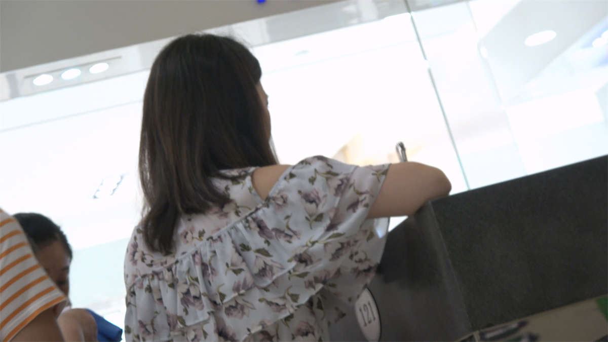 购买衣服的肉丝美丽少妇