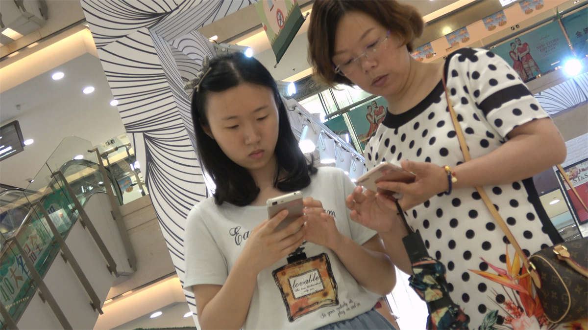 小靓妹裸足凉鞋