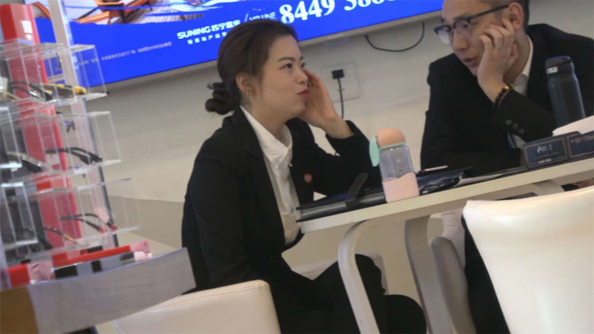 挑鞋的房产顾问制服靓女