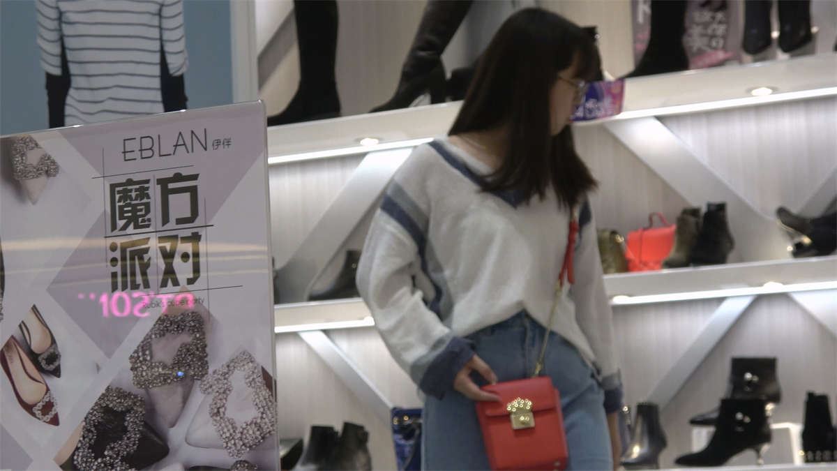 挑鞋的高跟鞋美足脚丫