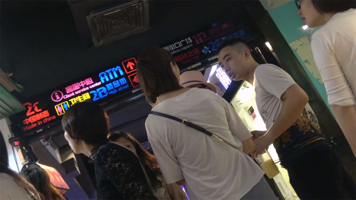 漂亮的指甲油美足