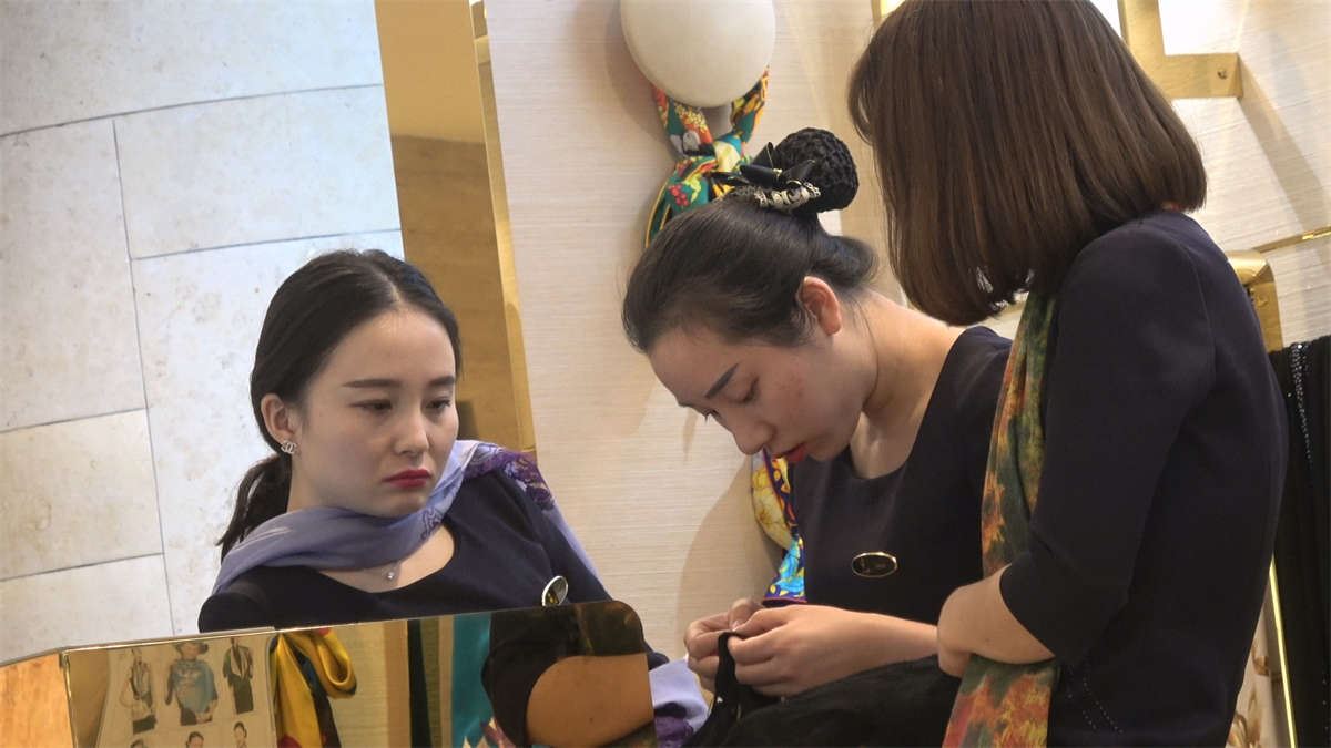 漂亮的制服美女黑丝袜高跟鞋美足