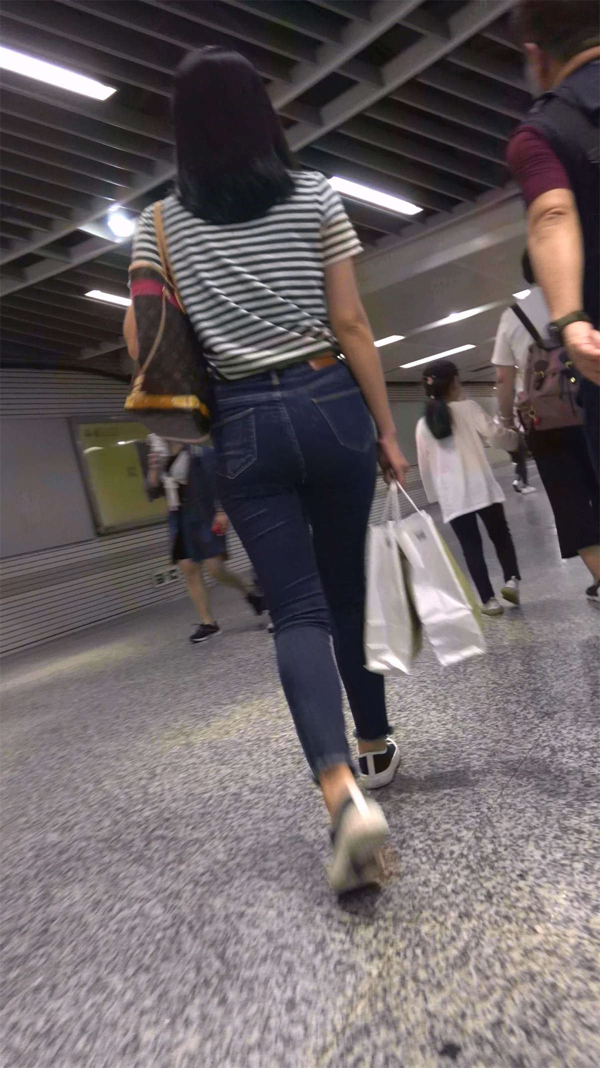 条纹T恤牛仔学生妹