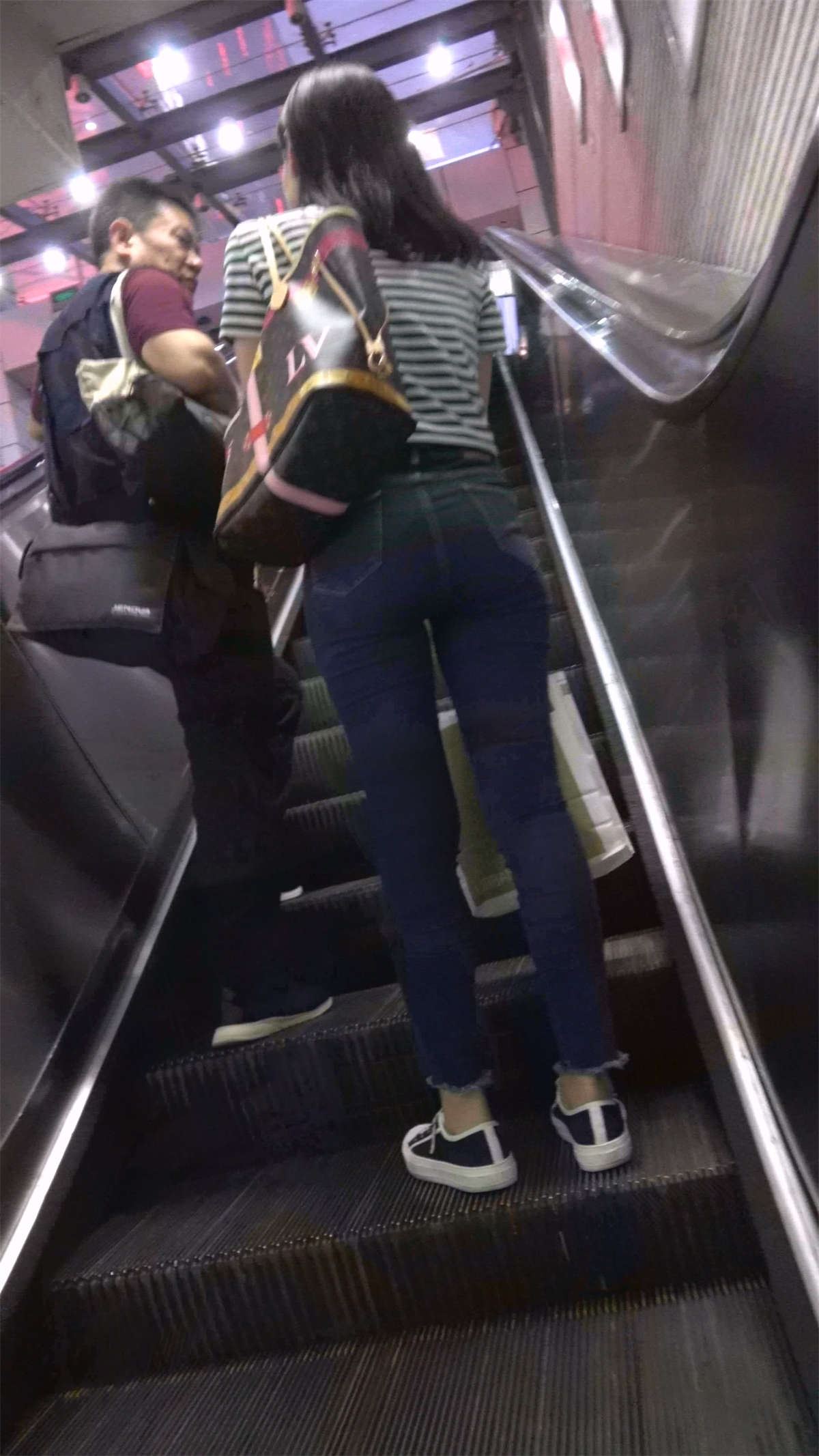 条纹T恤牛仔学生妹