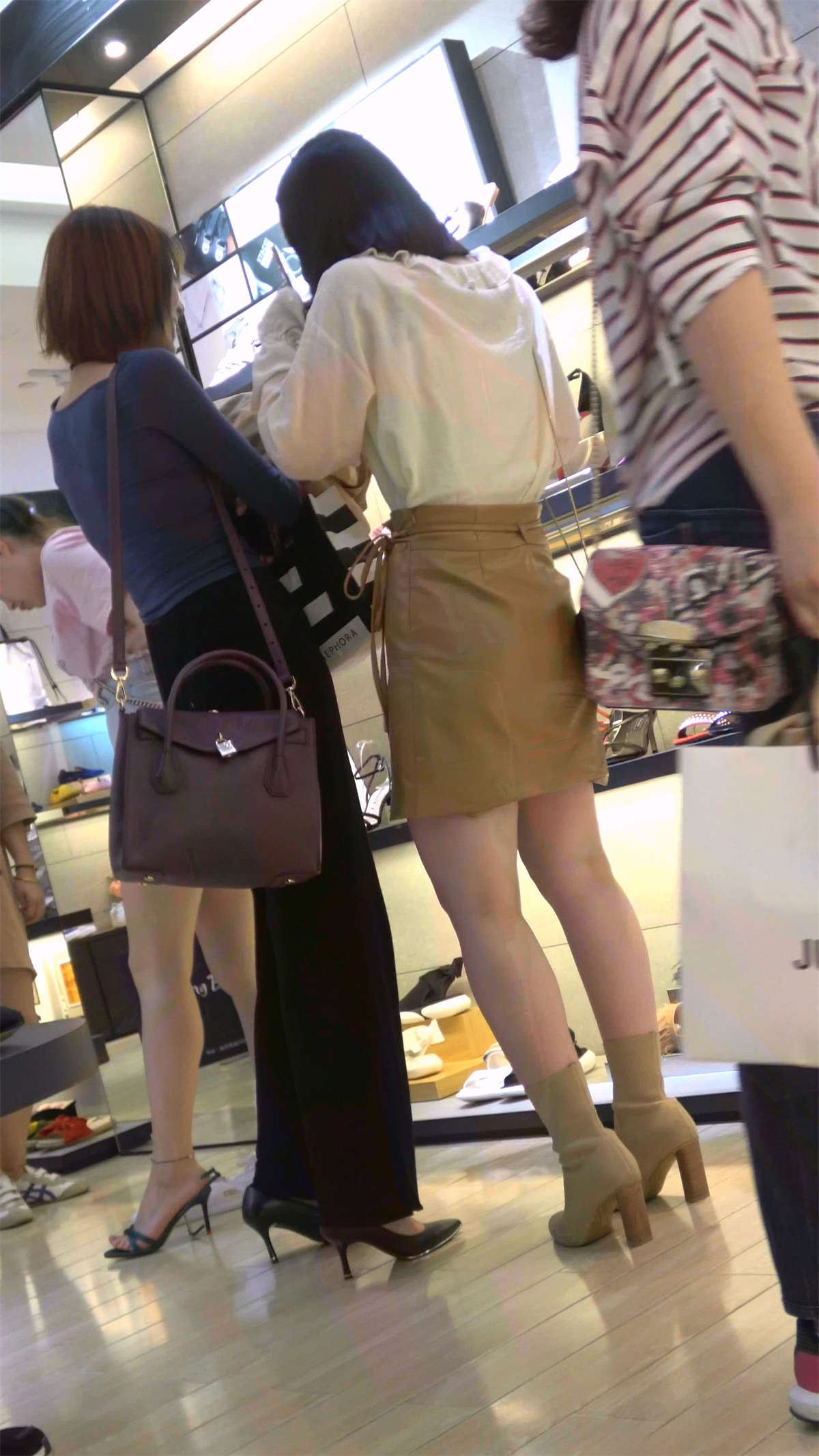 白衬衫短裙白皙美腿美女