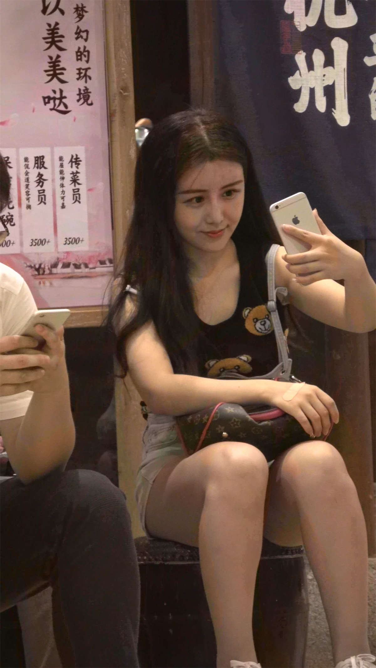 热裤漂亮美女