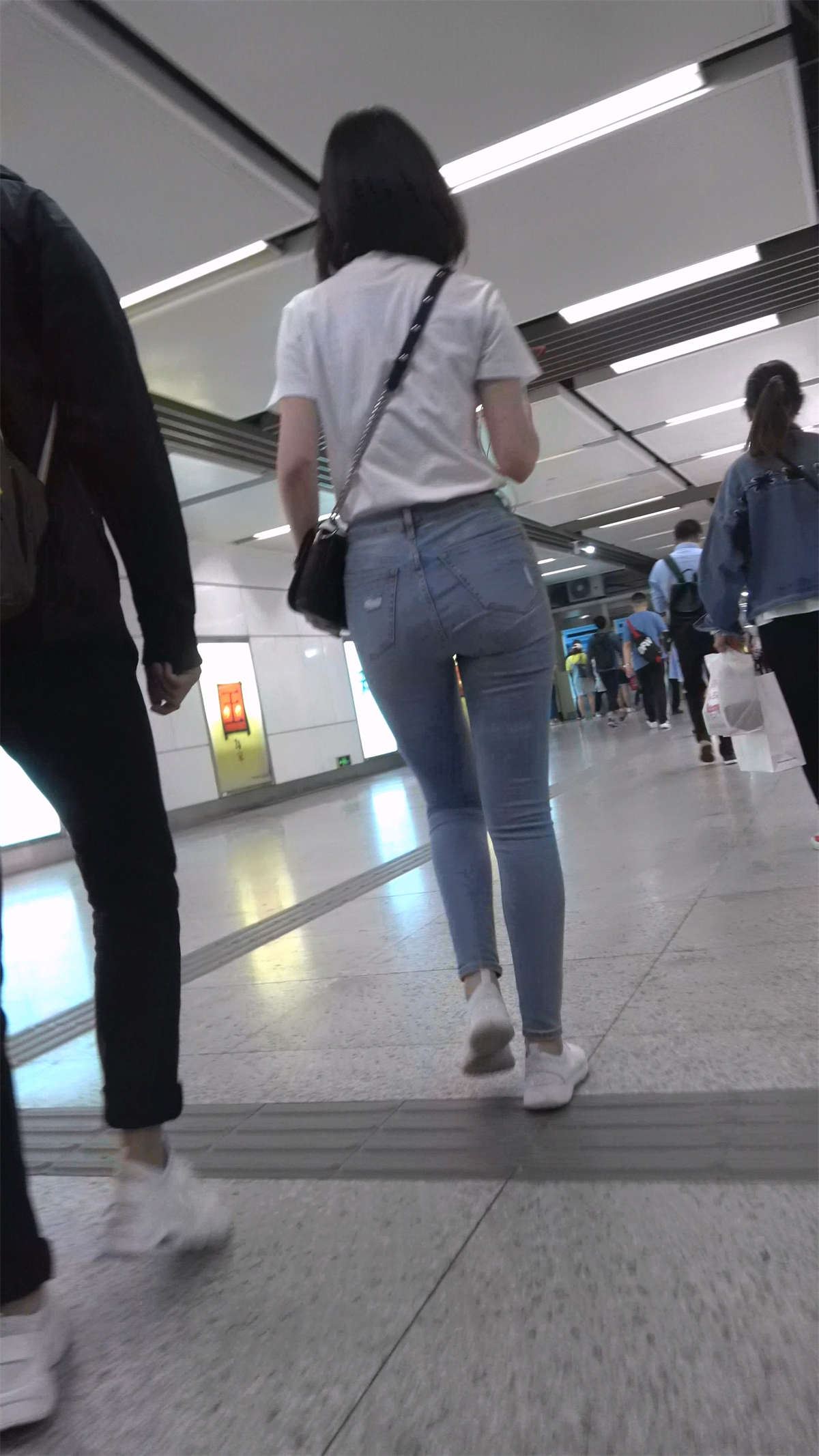 紧身牛仔白T恤运动鞋美女