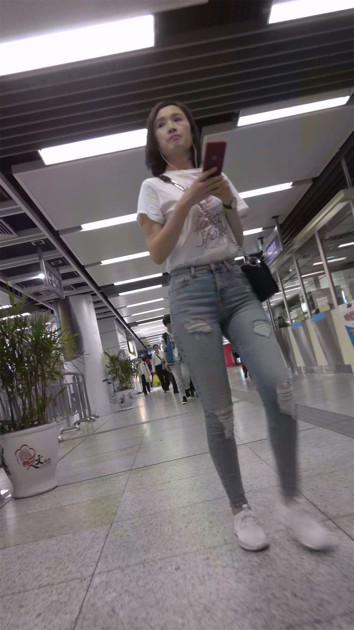 紧身牛仔白T恤运动鞋美女