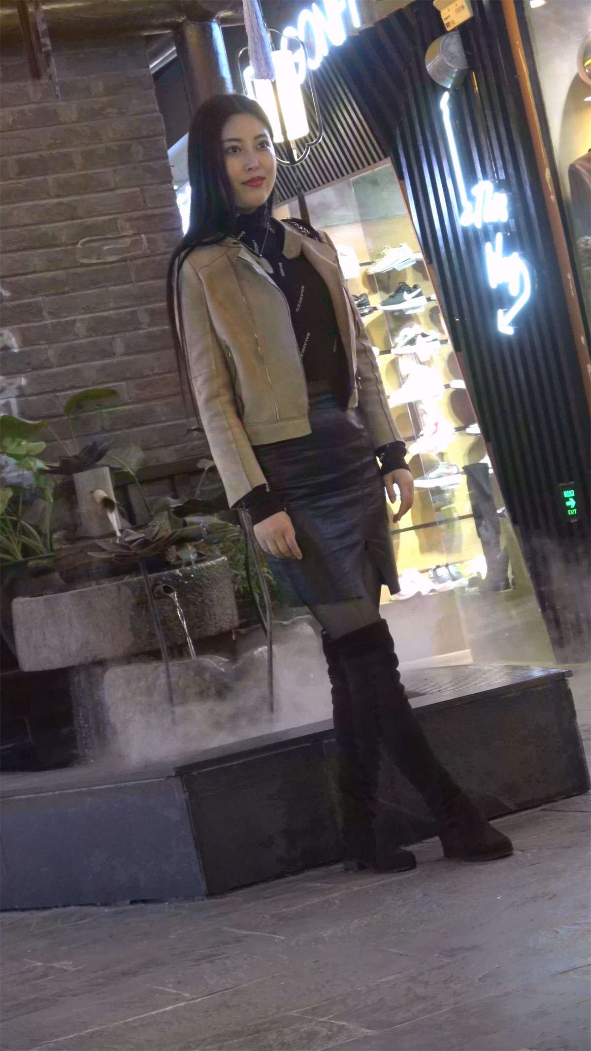 丝袜短裙性感美女