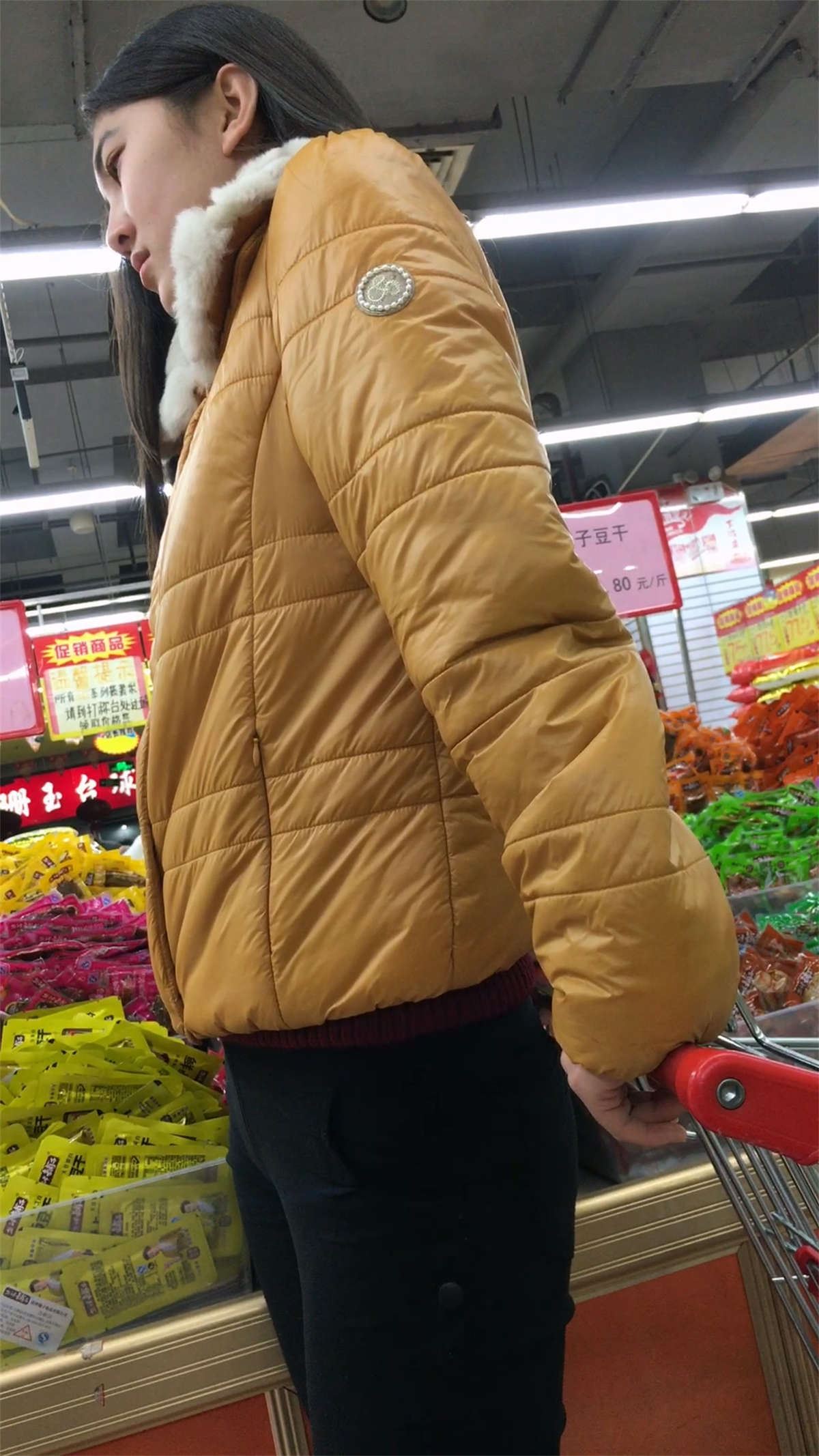 超市里的紧身黑色铅笔裤女孩
