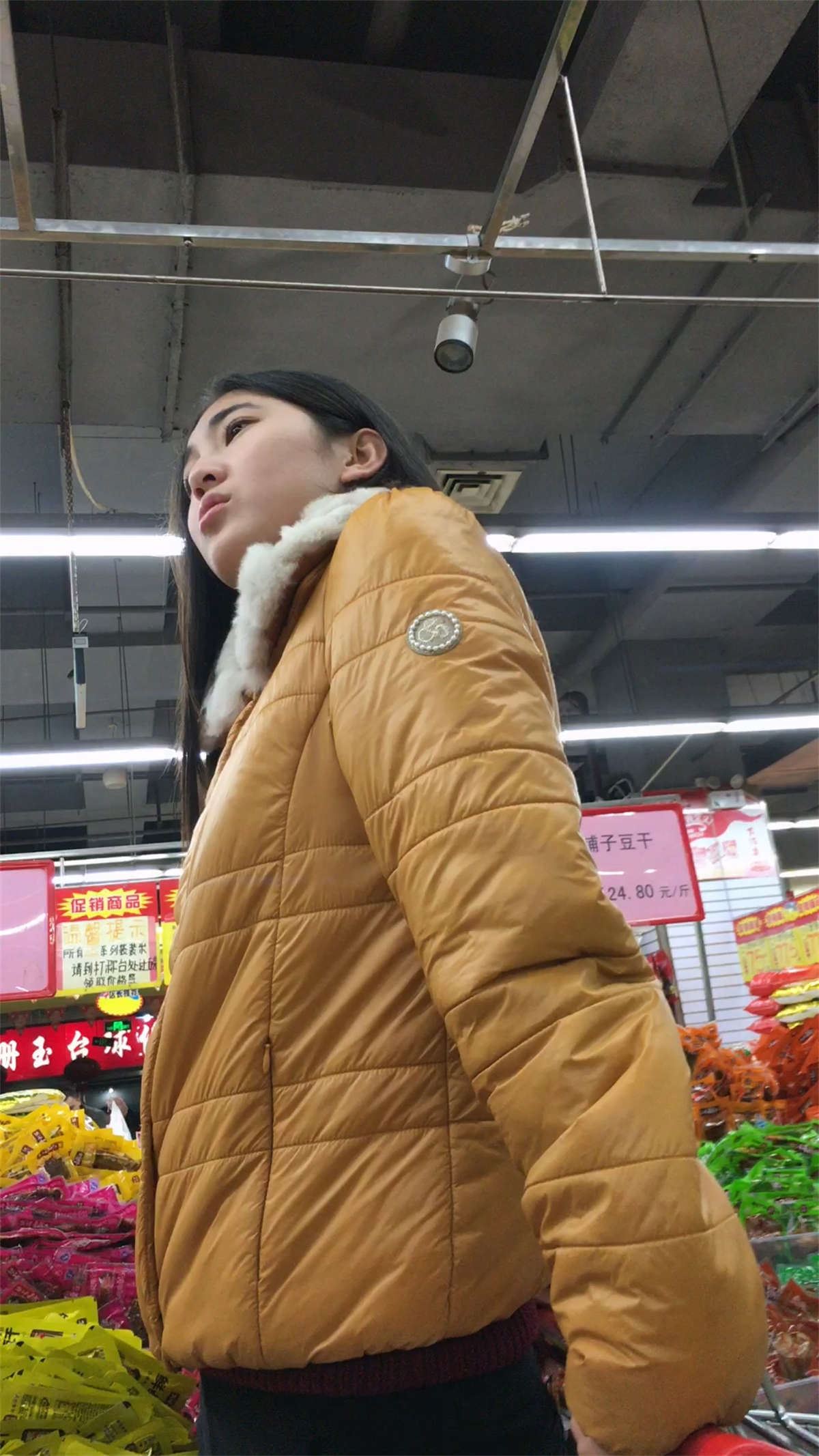 超市里的紧身黑色铅笔裤女孩