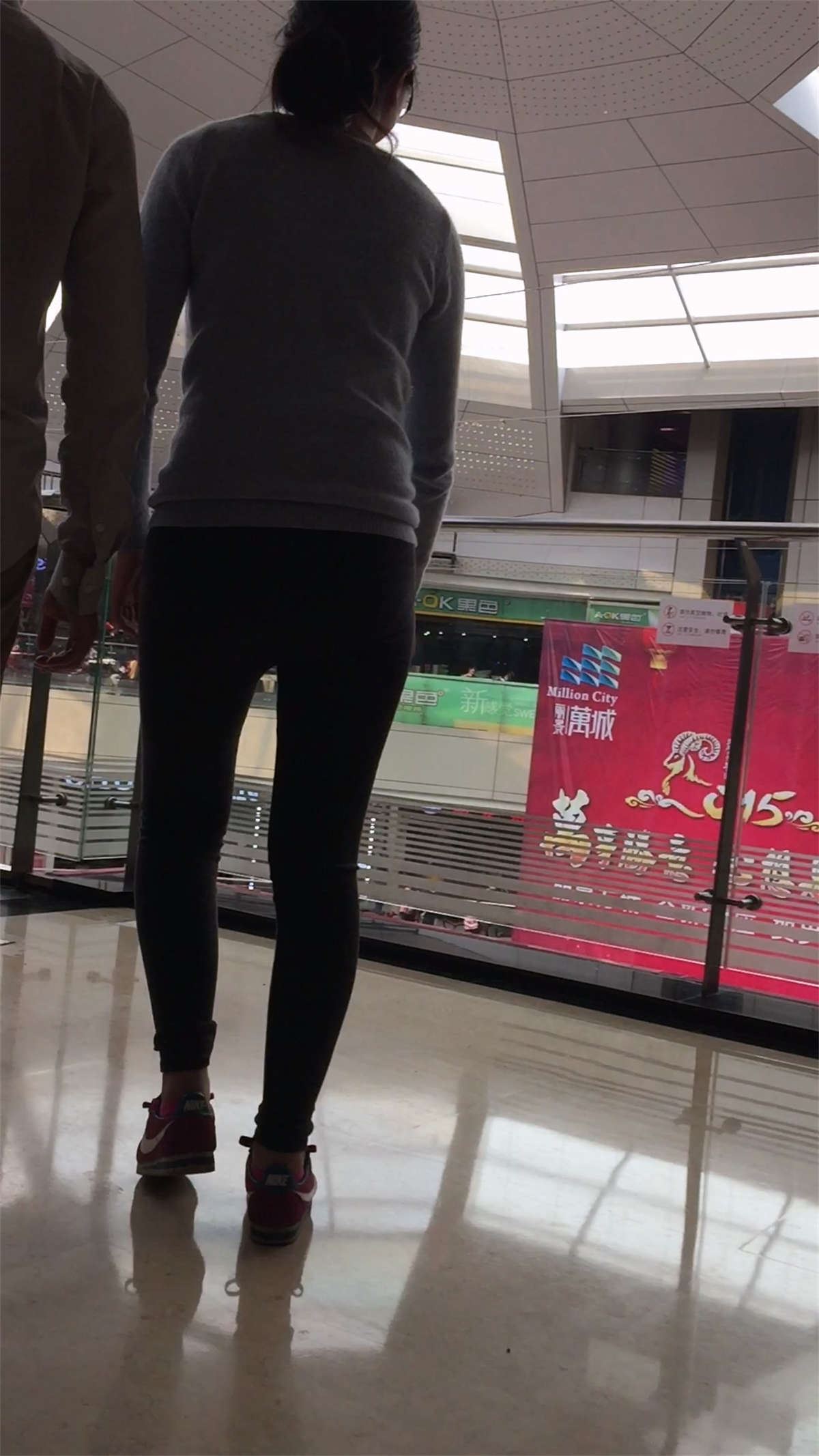 圆臀丰满臀部打底裤美女