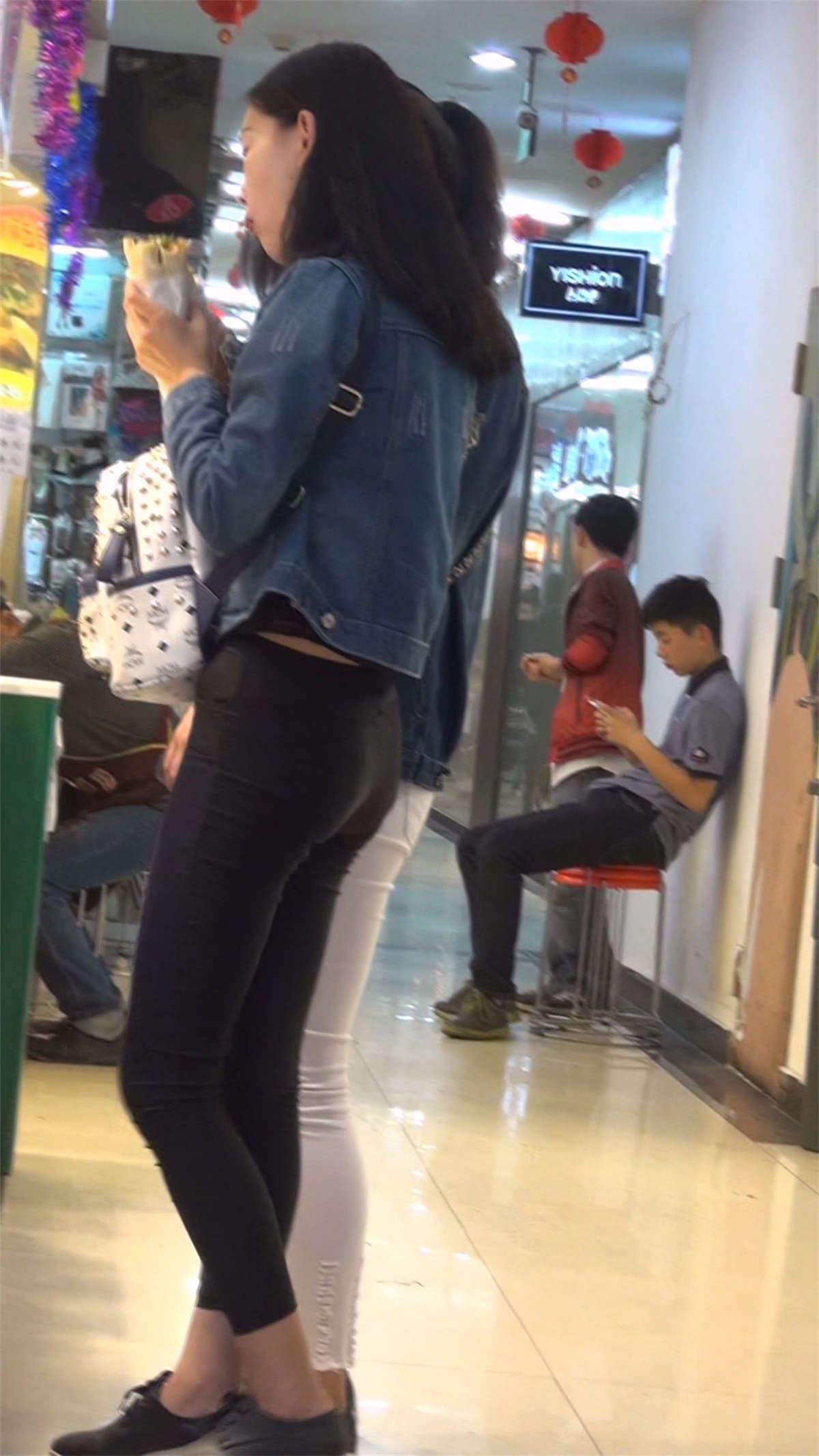 翘臀紧身裤小美女苗条细腿够紧绷