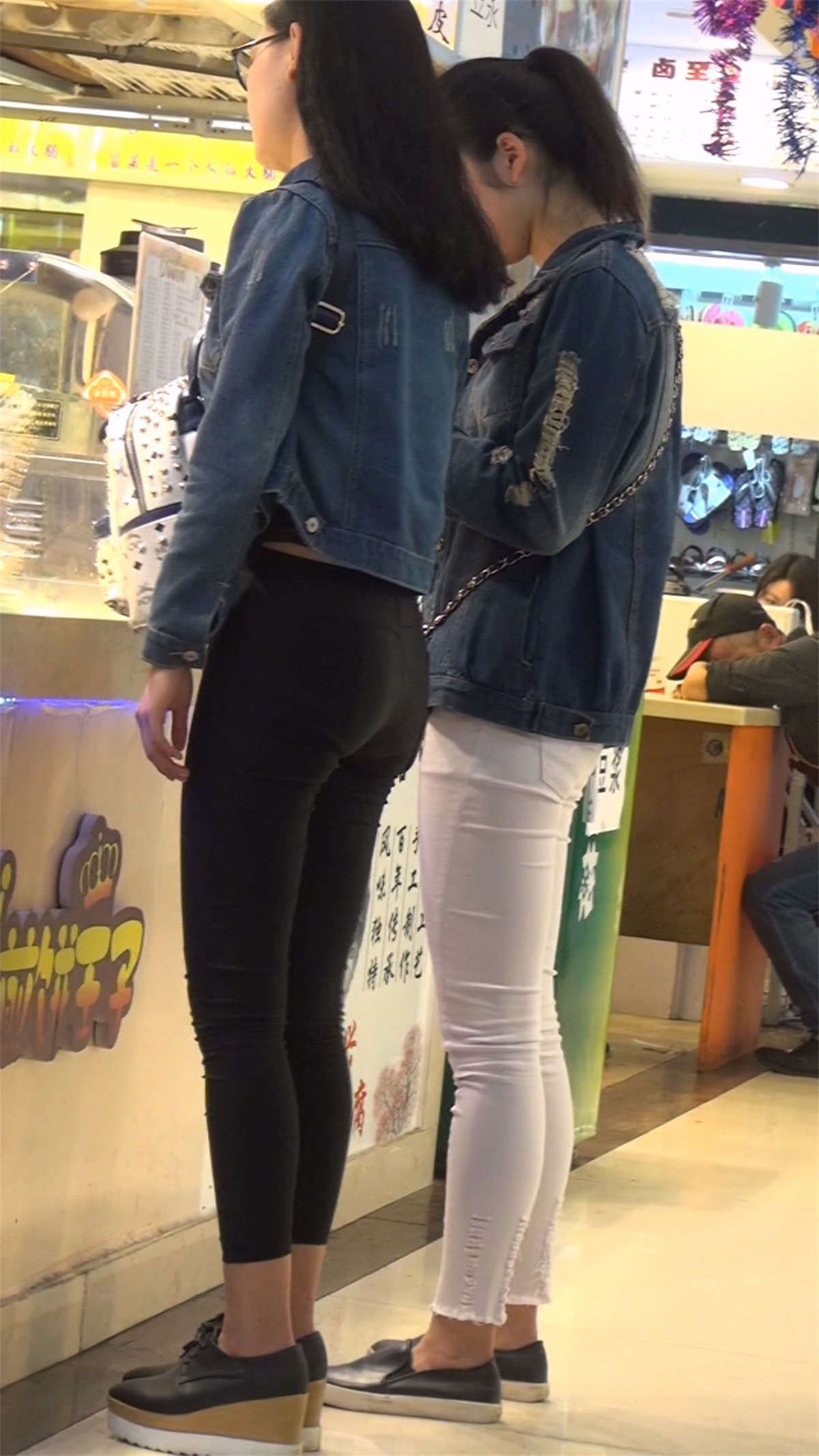 翘臀紧身裤小美女苗条细腿够紧绷