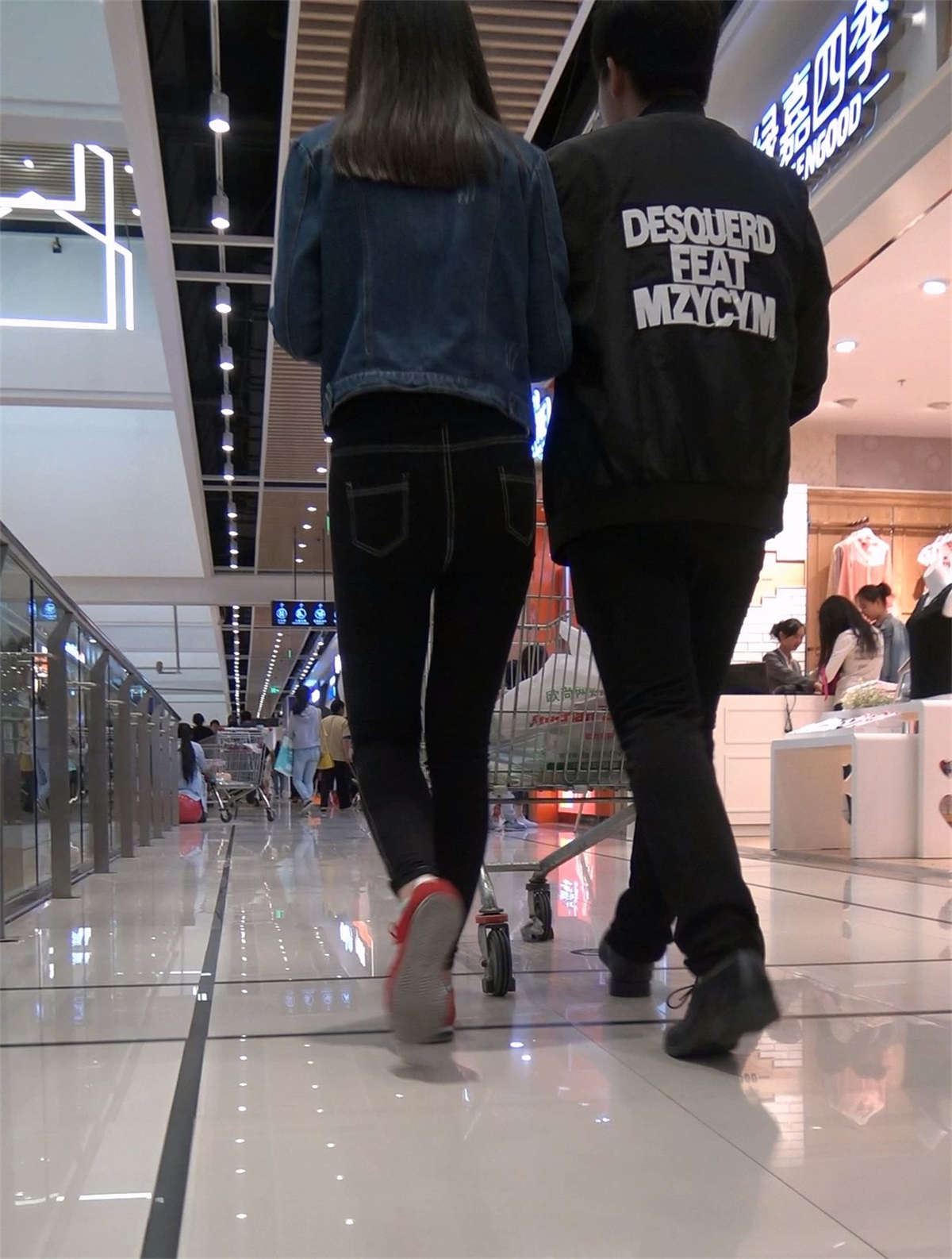 紧身丰臀紧身牛仔裤小美女