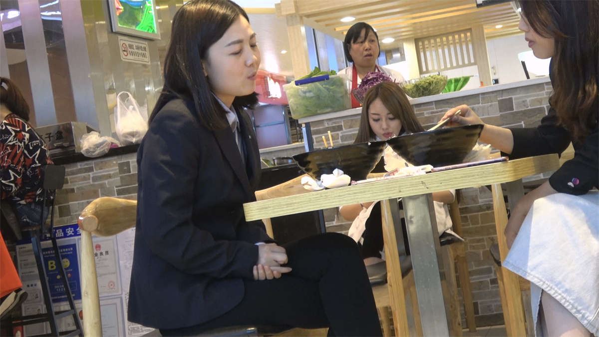 脸蛋甜美的OL少妇美脚