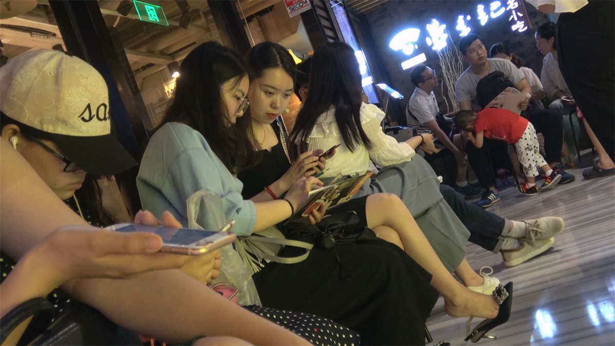 高跟鞋美女挑鞋美的很
