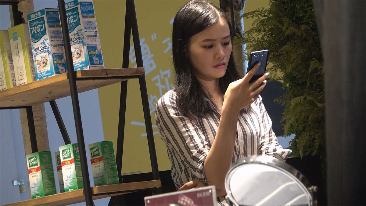 热裤裸足精致的美脚丫