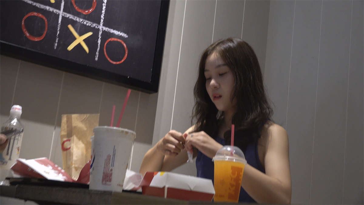 吃薯条的妹子
