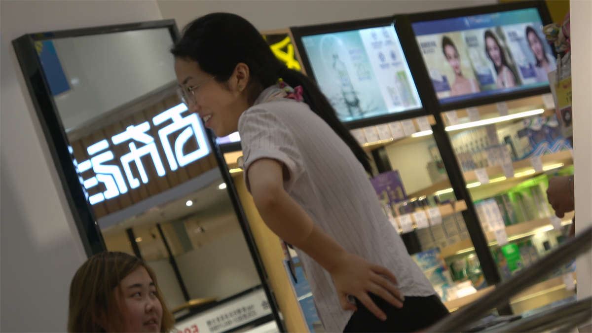 美女销售员的印花丝袜